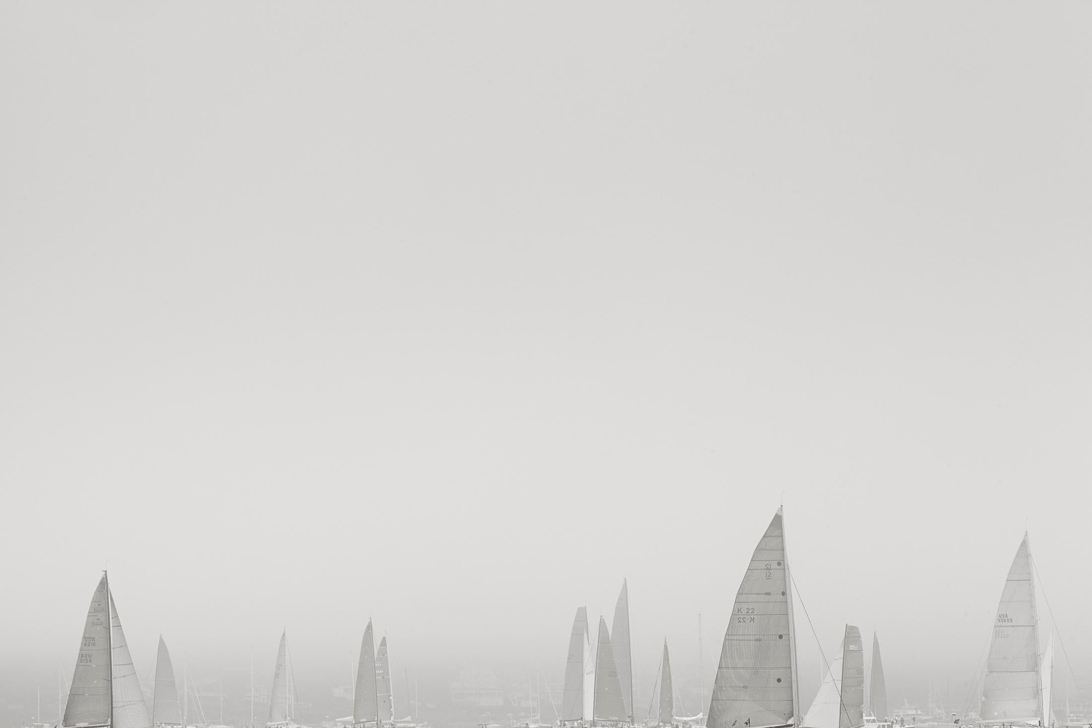 Portrait Photograph di Drew Doggett - Yacht di classe mondiale nella nebbia della regata, stampa iconica in bianco e nero