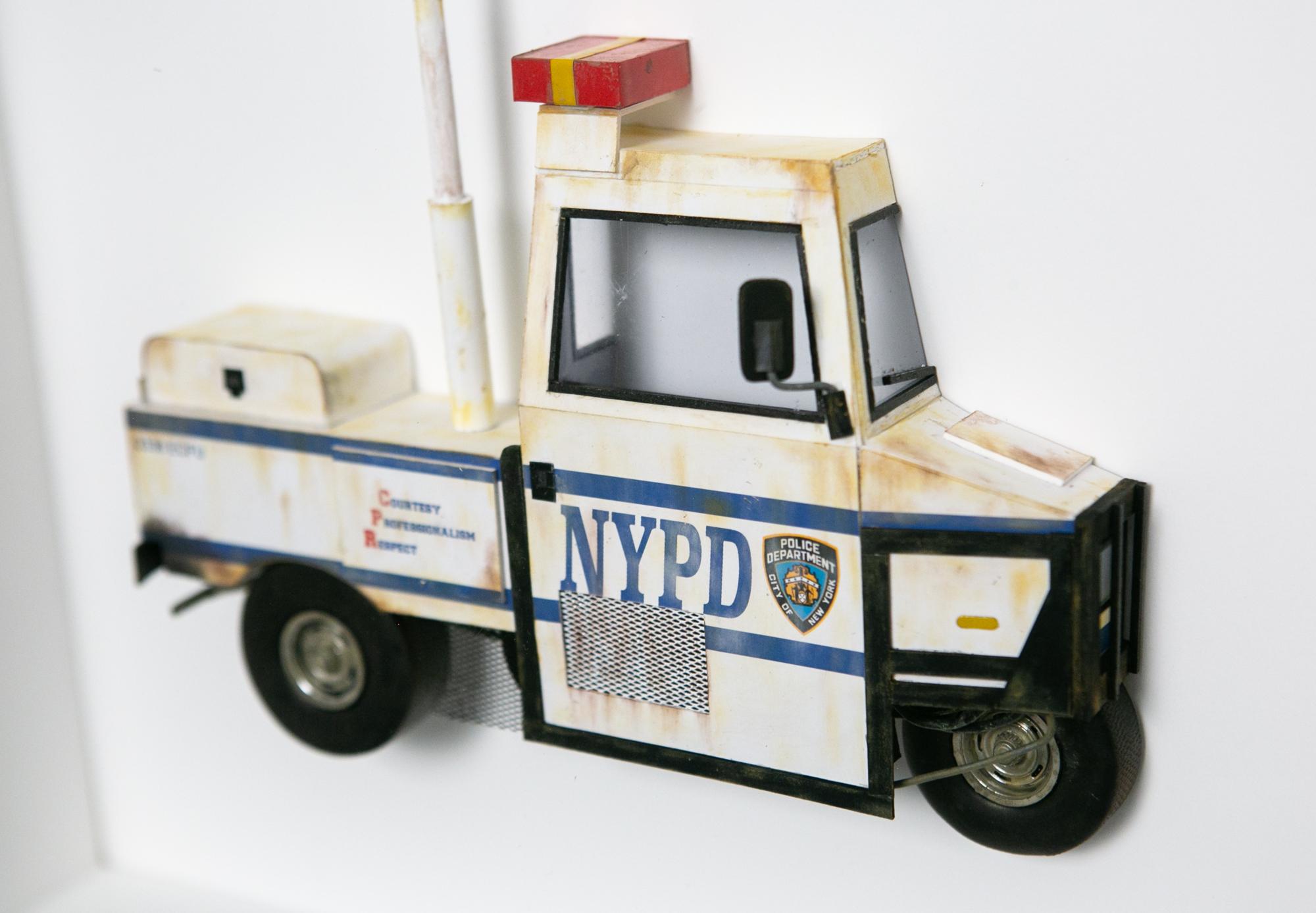 New Yorker NYPD- Interceptor (Zeitgenössisch), Mixed Media Art, von Drew Leshko