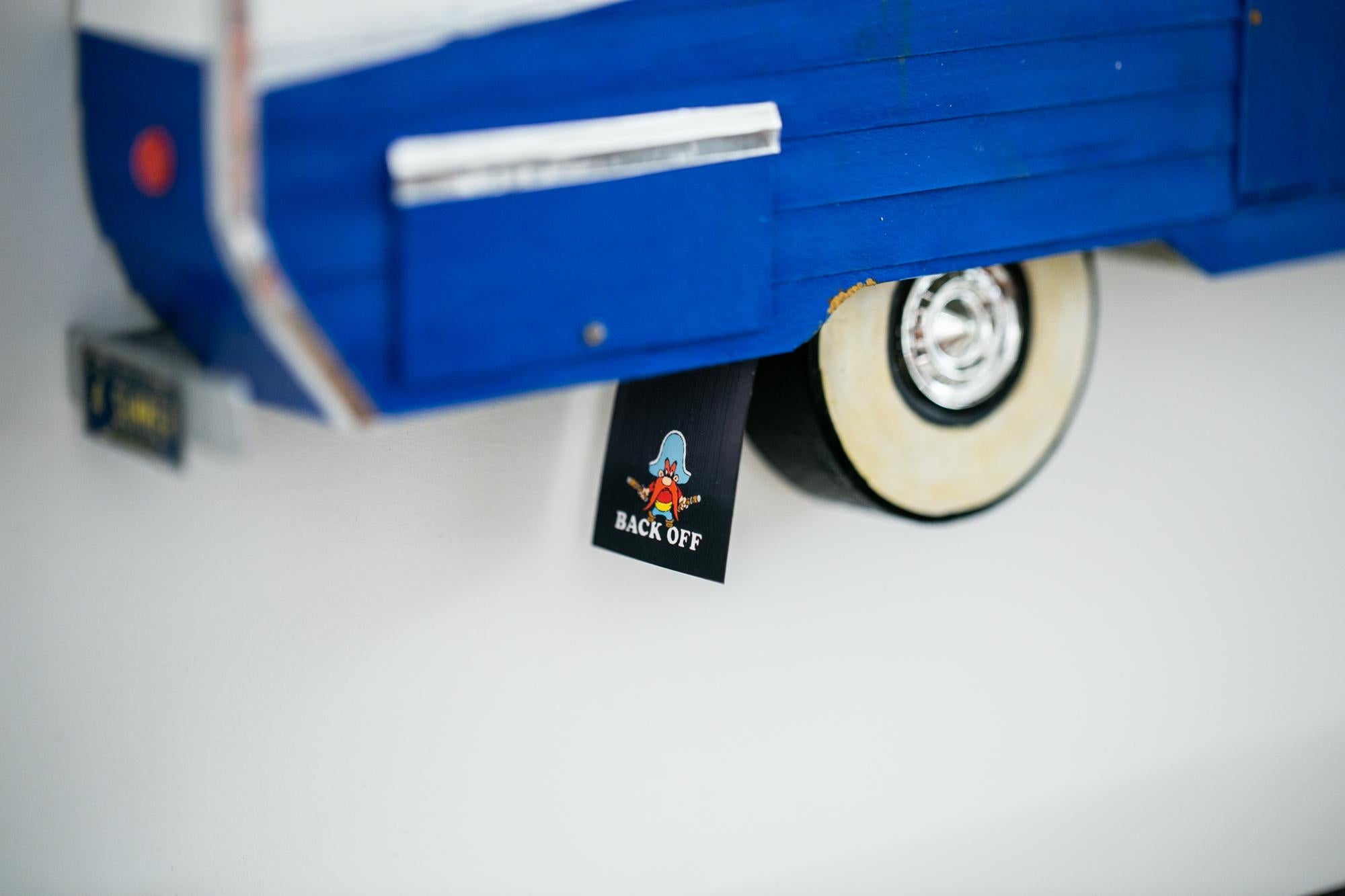 « 4 SUMMER », miniature, bleu et blanc, sculpture en papier de caravane et de chariot en vente 6