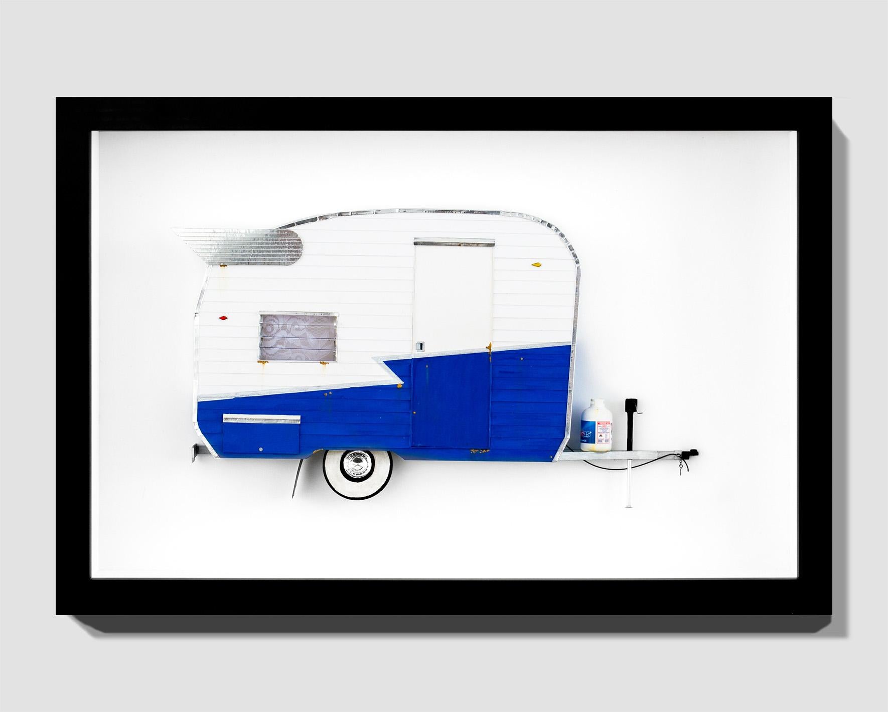 « 4 SUMMER », miniature, bleu et blanc, sculpture en papier de caravane et de chariot en vente 8