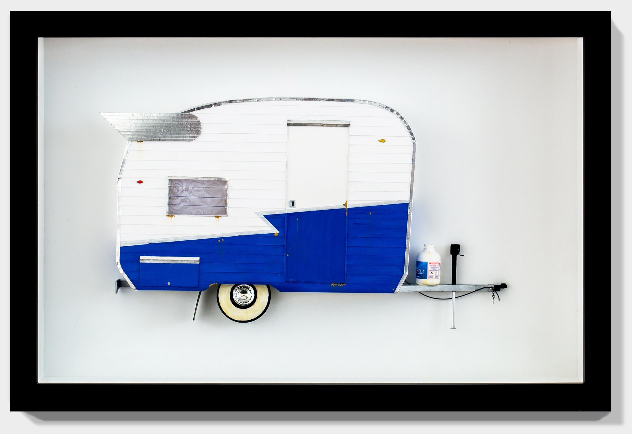 „4 SUMMER“, Miniatur, blau und weiß, Wohnwagenwagen, Papier-Skulptur – Sculpture von Drew Leshko