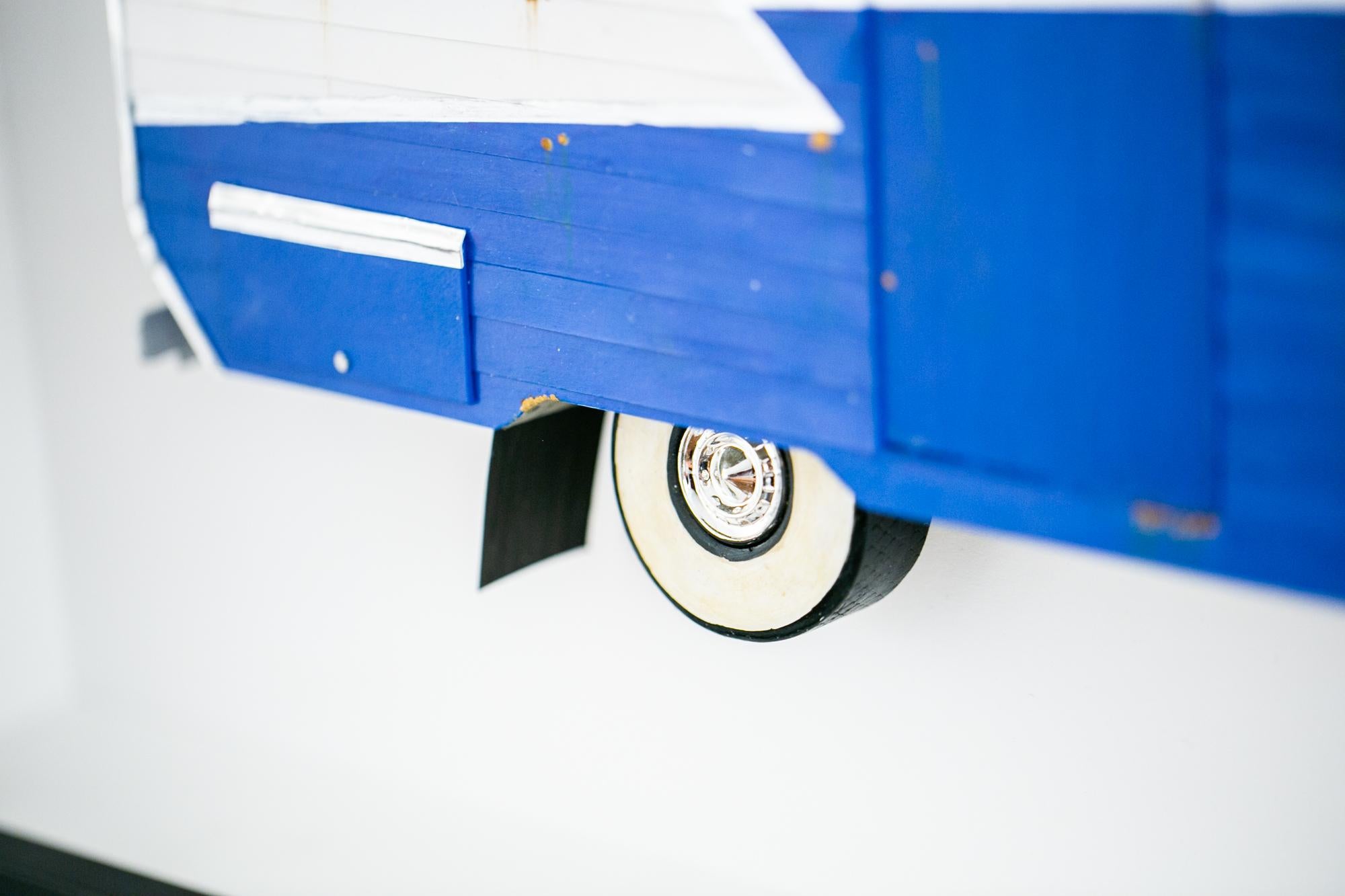 „4 SUMMER“, Miniatur, blau und weiß, Wohnwagenwagen, Papier-Skulptur (Braun), Figurative Sculpture, von Drew Leshko