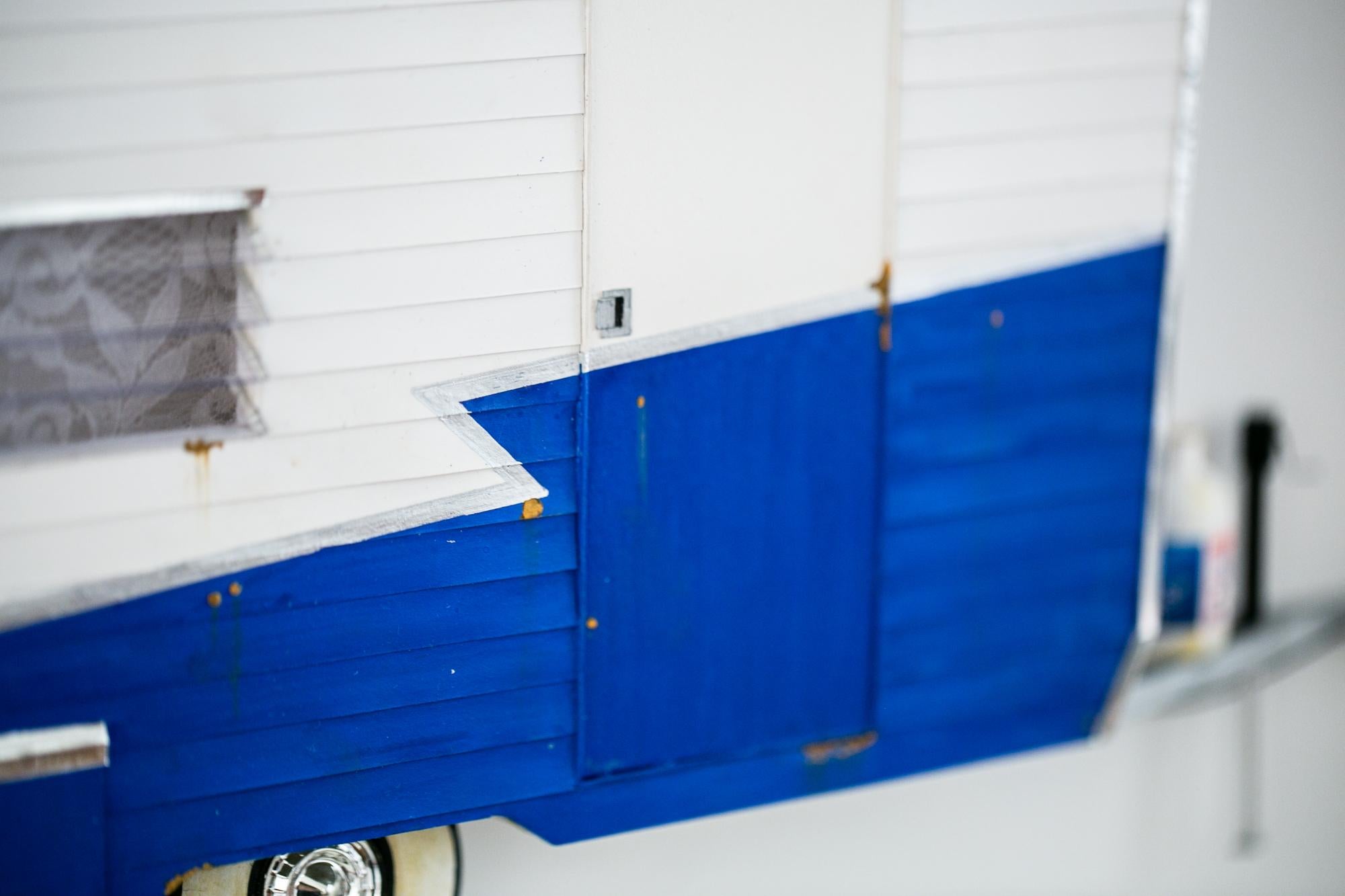 « 4 SUMMER », miniature, bleu et blanc, sculpture en papier de caravane et de chariot en vente 1