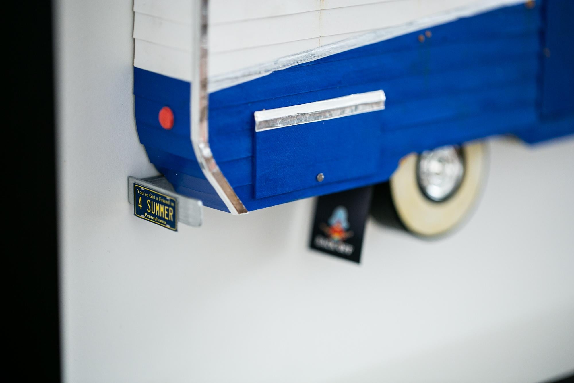 „4 SUMMER“, Miniatur, blau und weiß, Wohnwagenwagen, Papier-Skulptur im Angebot 2