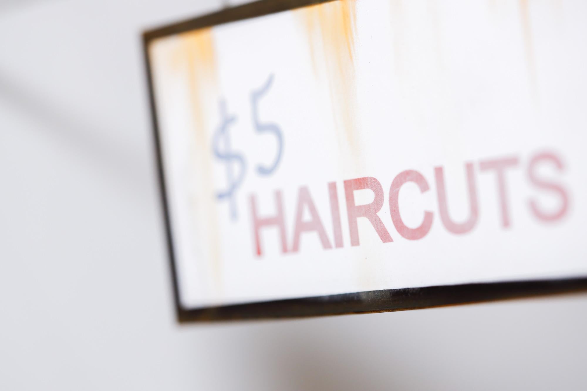 $5 Haarschnitt – Sculpture von Drew Leshko