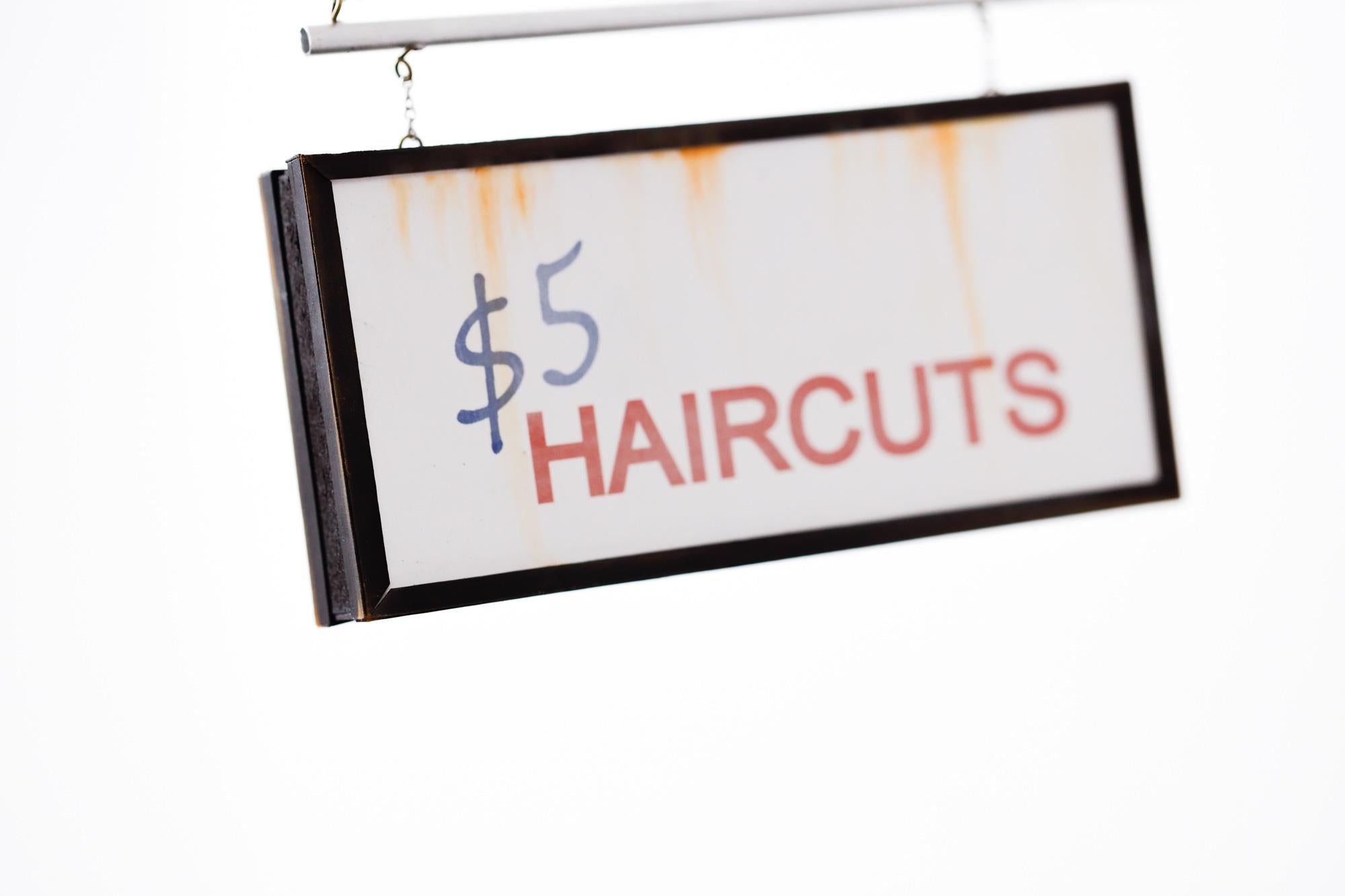 $5 Haarschnitt (Grau), Still-Life Sculpture, von Drew Leshko
