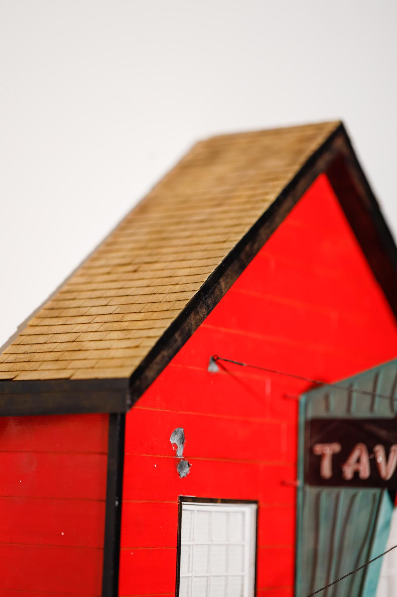 « Billy Ray's Tavern » miniature réaliste, architecture, bâtiment, paysage urbain - Contemporain Sculpture par Drew Leshko