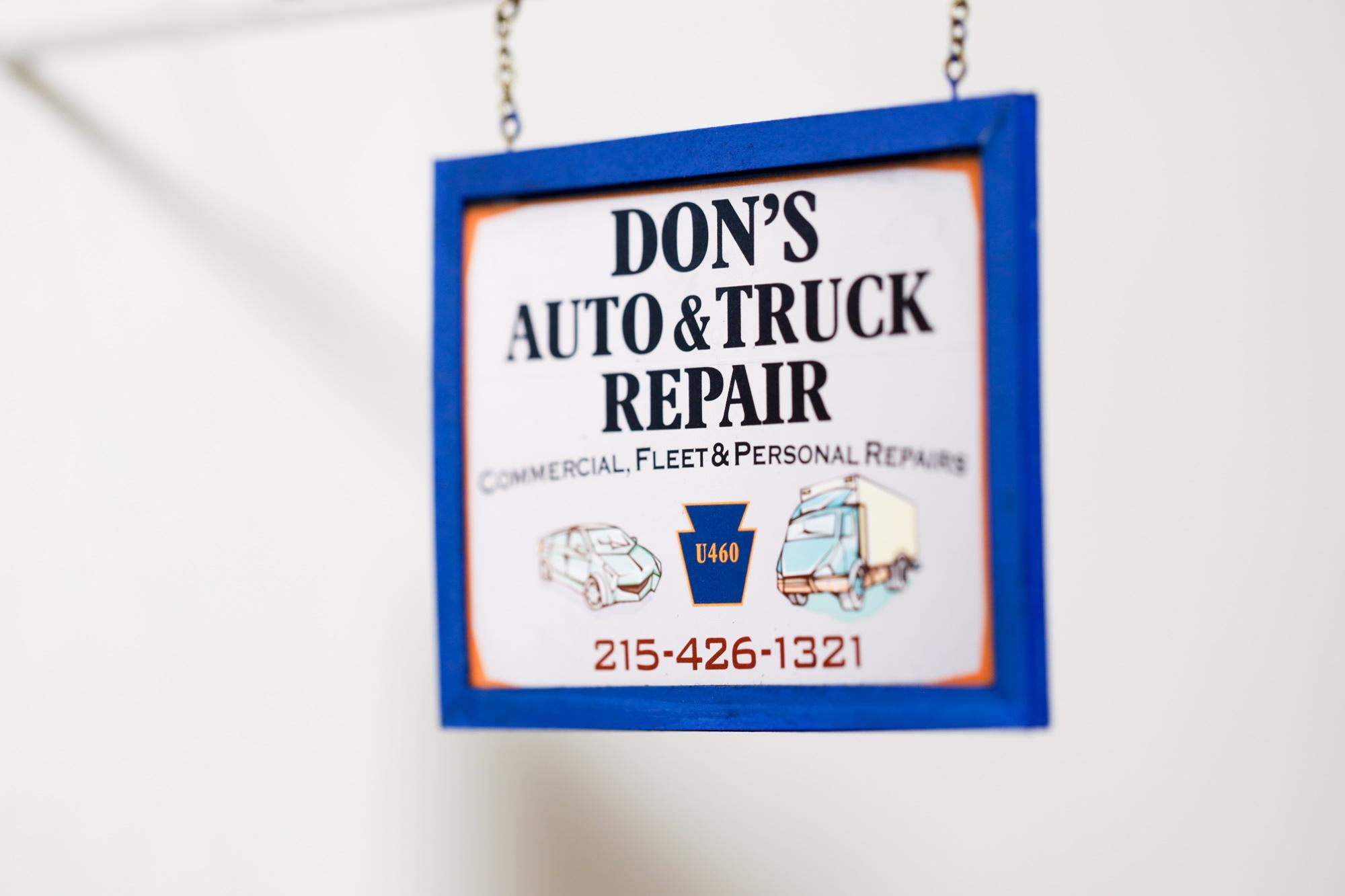 Don''s Auto & Truck Repair – Sculpture von Drew Leshko
