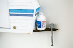 "FAR OUT", Miniatura, furgoneta remolque blanca y azul, escultura de papel