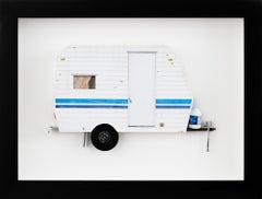 ""FAR OUT"", Miniatur-Tragewagenwagenwagen, weiße und blaue Papierskulptur