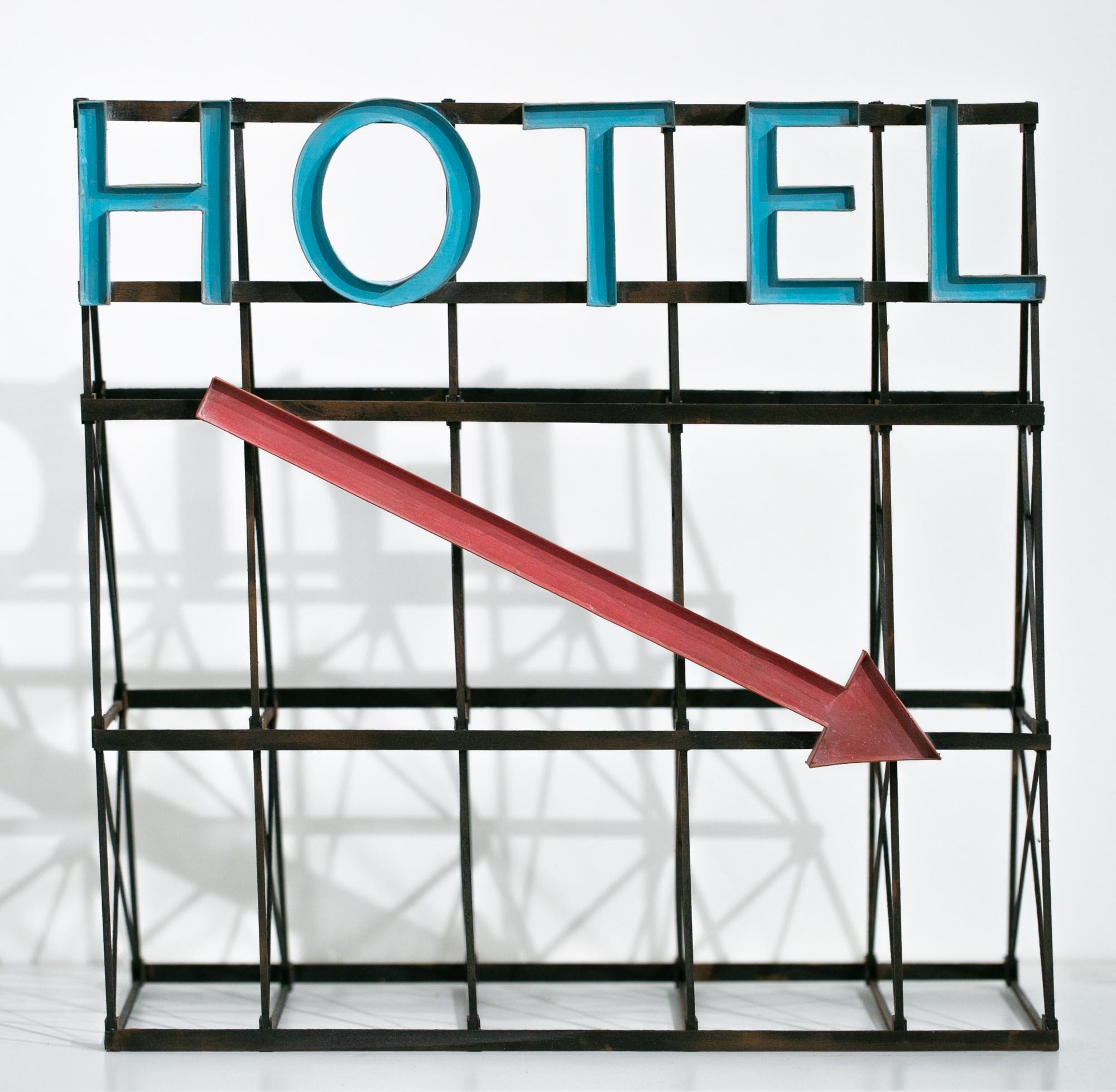 Drew Leshko Figurative Sculpture – ""Hotel (Blau/Rot)", Miniatur, Architektur, Schild, Stadtlandschaft, Skulptur