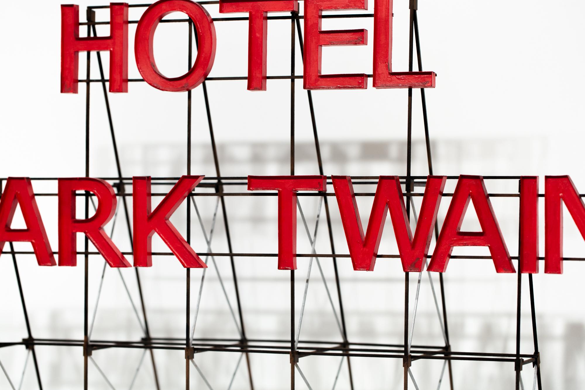 Hotel-Schild Mark Twain – Sculpture von Drew Leshko