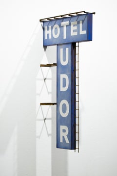 "Hotel Tudor", Miniatura, Architettura, Insegna, Paesaggio urbano, Scultura, Blu, Bianco