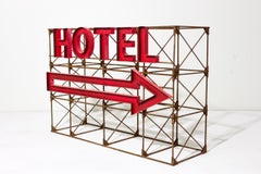 Insegna dell'hotel in miniatura con sovrastruttura urbana "Hotel with Arrow" di Drew Leshko