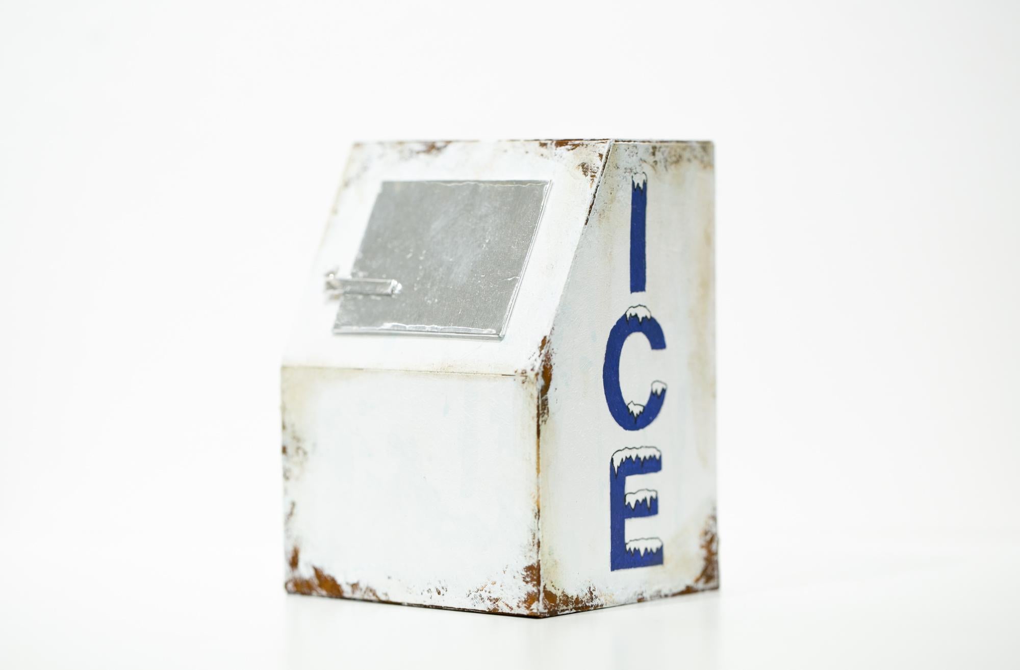 « Ice Box », miniature, architecture, sculpture - Sculpture de Drew Leshko