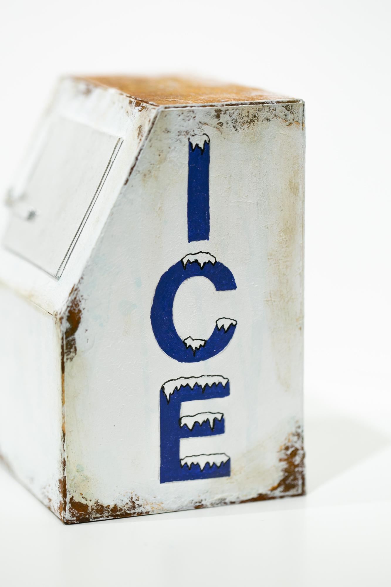 « Ice Box », miniature, architecture, sculpture - Contemporain Sculpture par Drew Leshko