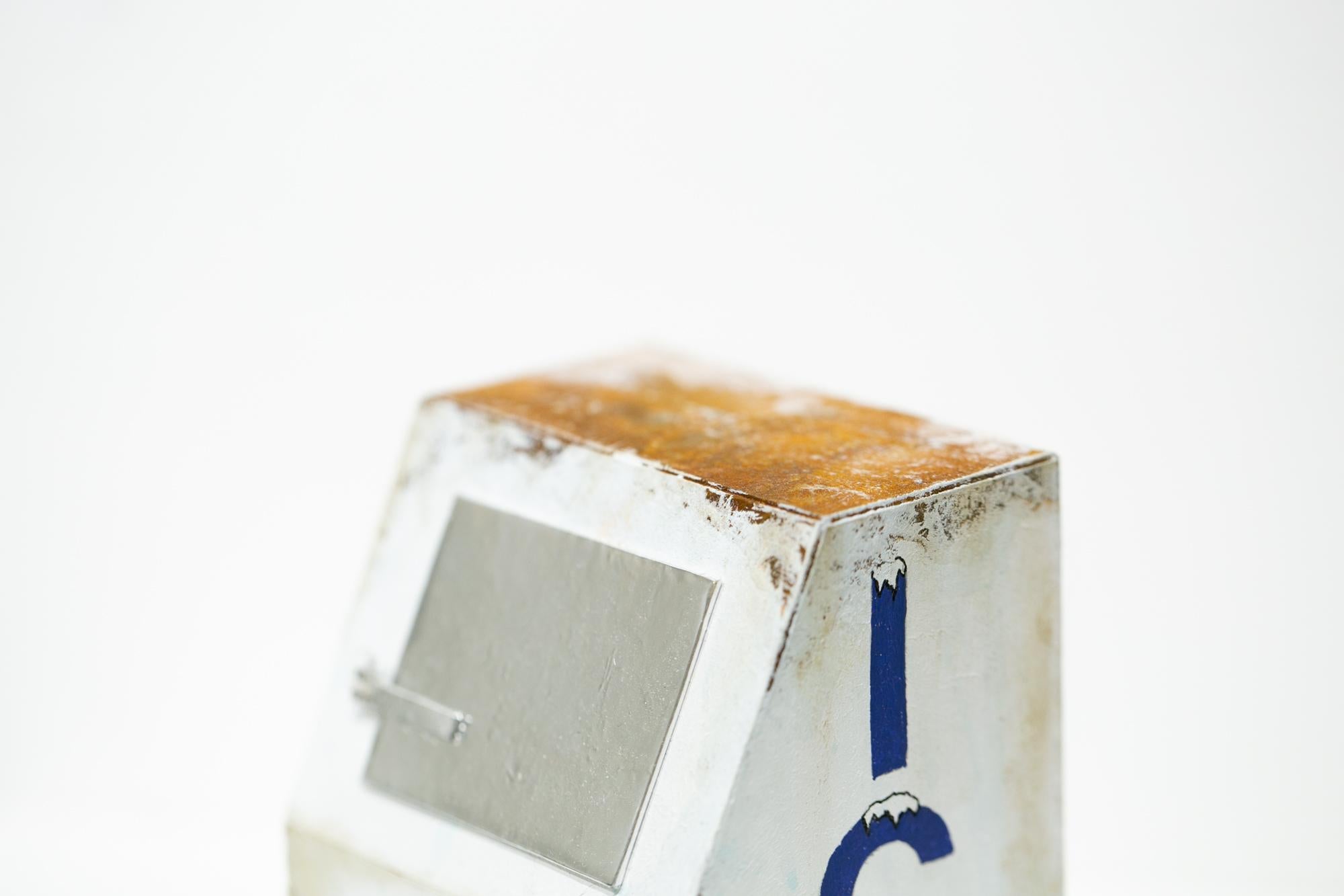 Miniatur, Architektur, Skulptur „Ice Box“, Miniatur (Grau), Still-Life Sculpture, von Drew Leshko