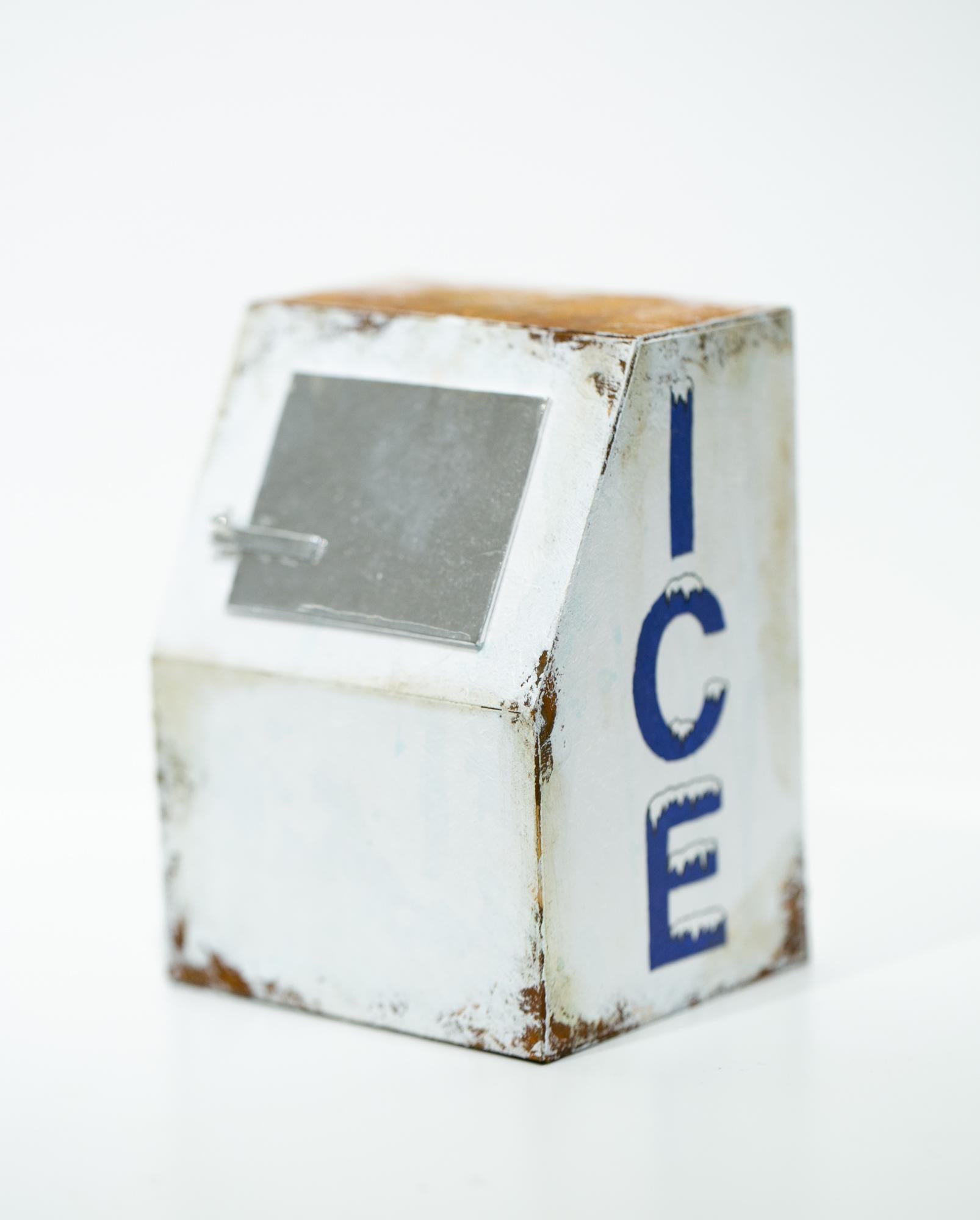 Drew Leshko Still-Life Sculpture – Miniatur, Architektur, Skulptur „Ice Box“, Miniatur