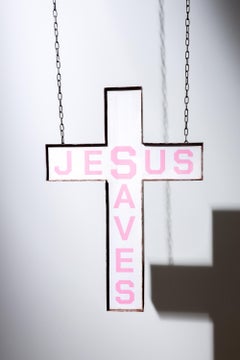 Cartello di carta dipinta e croce di catena "Jesus Saves" di Drew Leshko