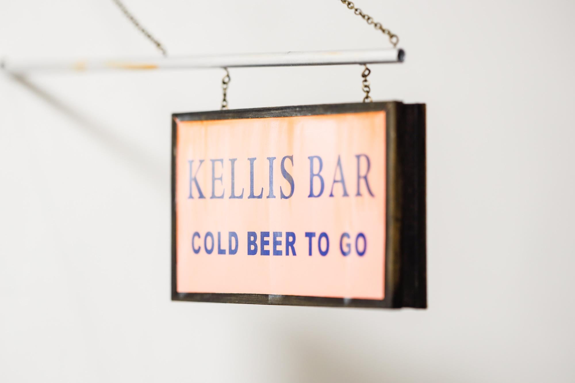 Kellis Bar – Sculpture von Drew Leshko