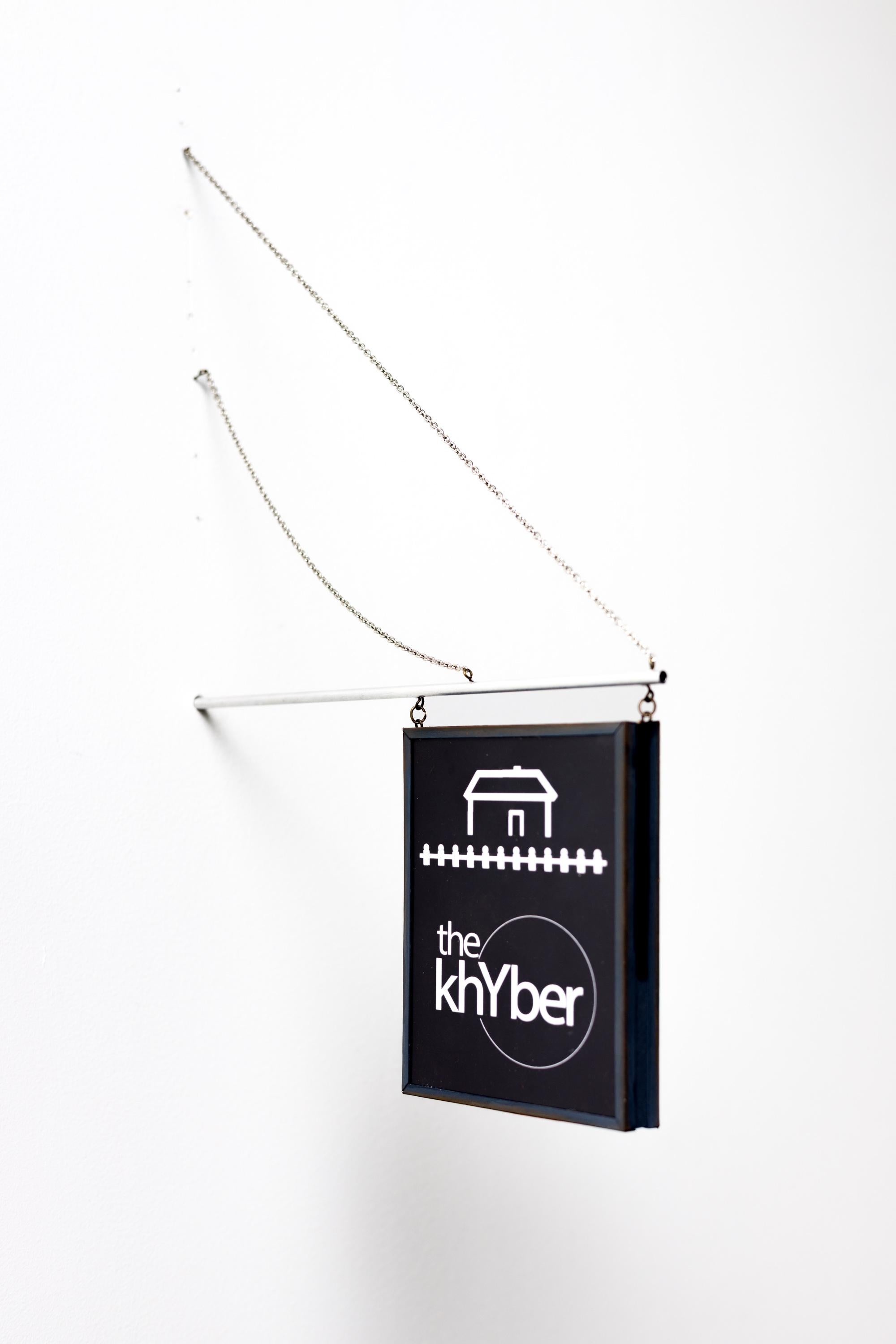 Enseigne miniature suspendue "Khyber Pass Sign" par Drew Leshko