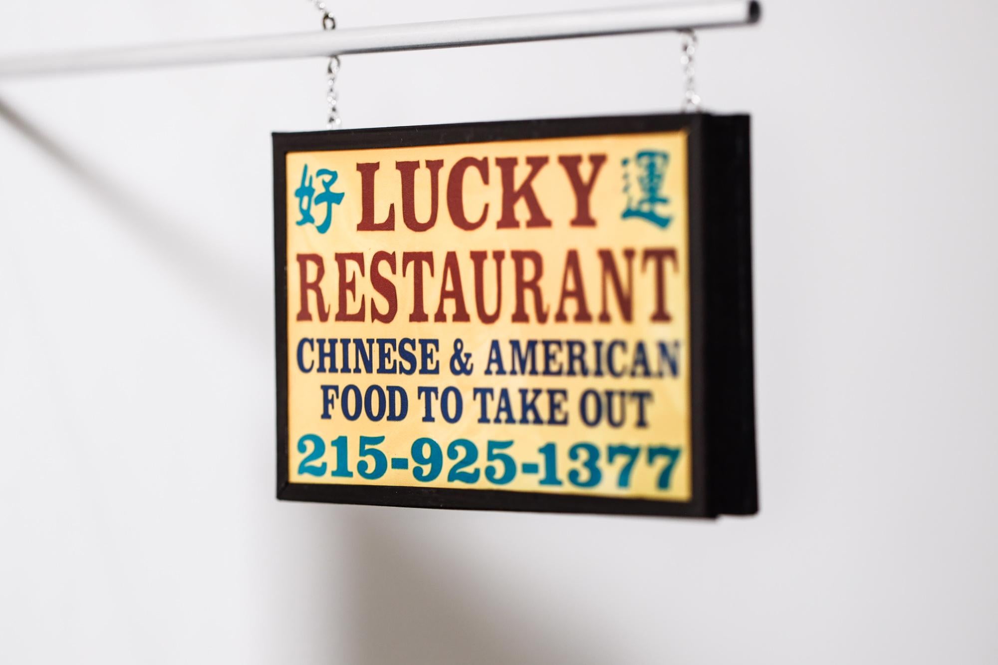 Restaurant Lucky - Contemporain Sculpture par Drew Leshko