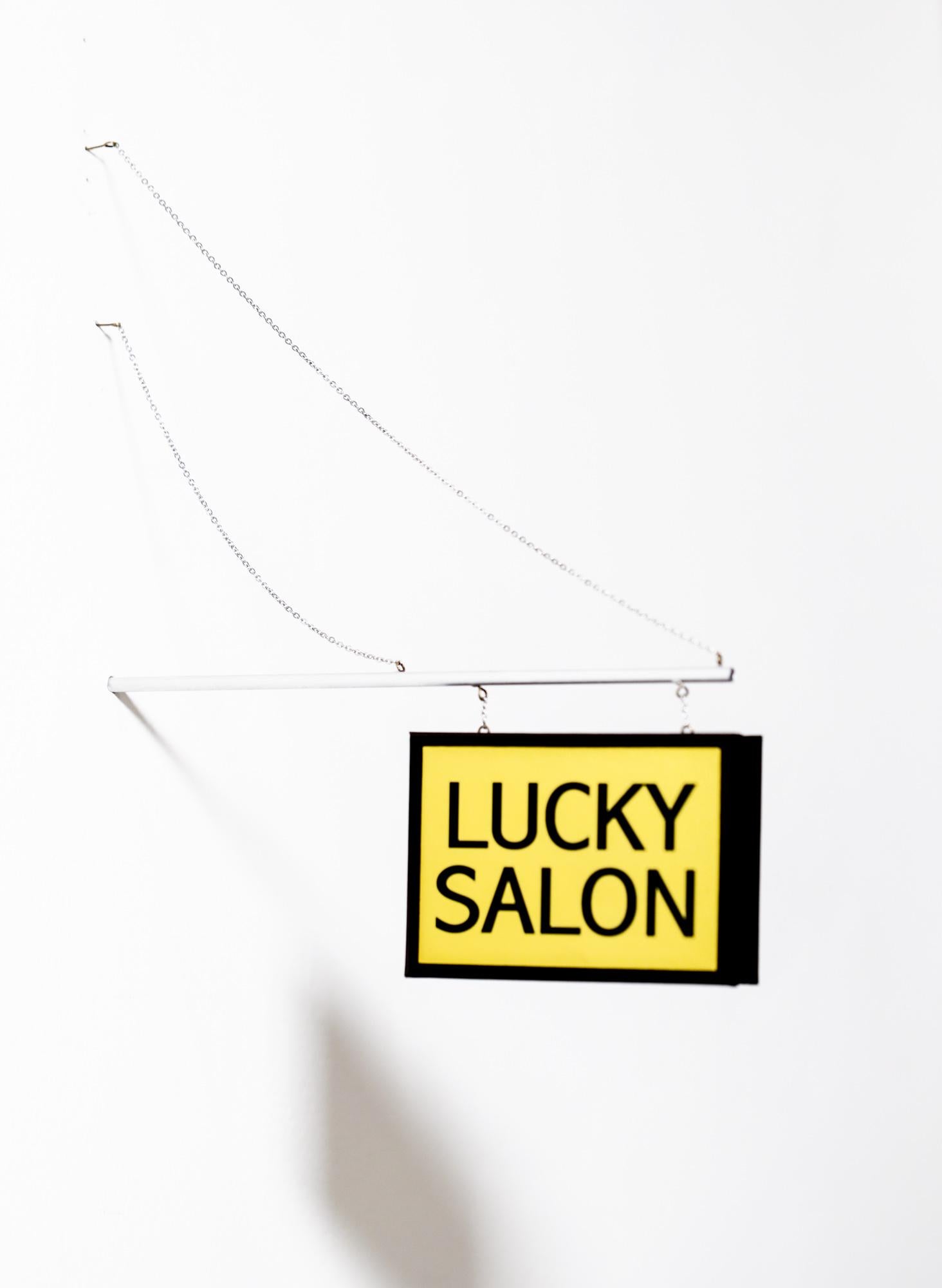 Drew Leshko Still-Life Sculpture – Glücklicher Salon