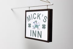 Cartello da appendere "Mick's Inn", bar irlandese in miniatura di Drew Leshko