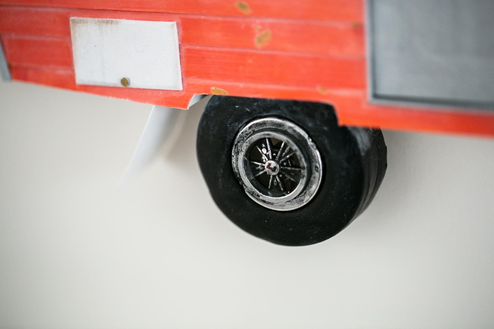 « OVER IT », miniature, chariot de camping van, sculpture en papier - Sculpture de Drew Leshko