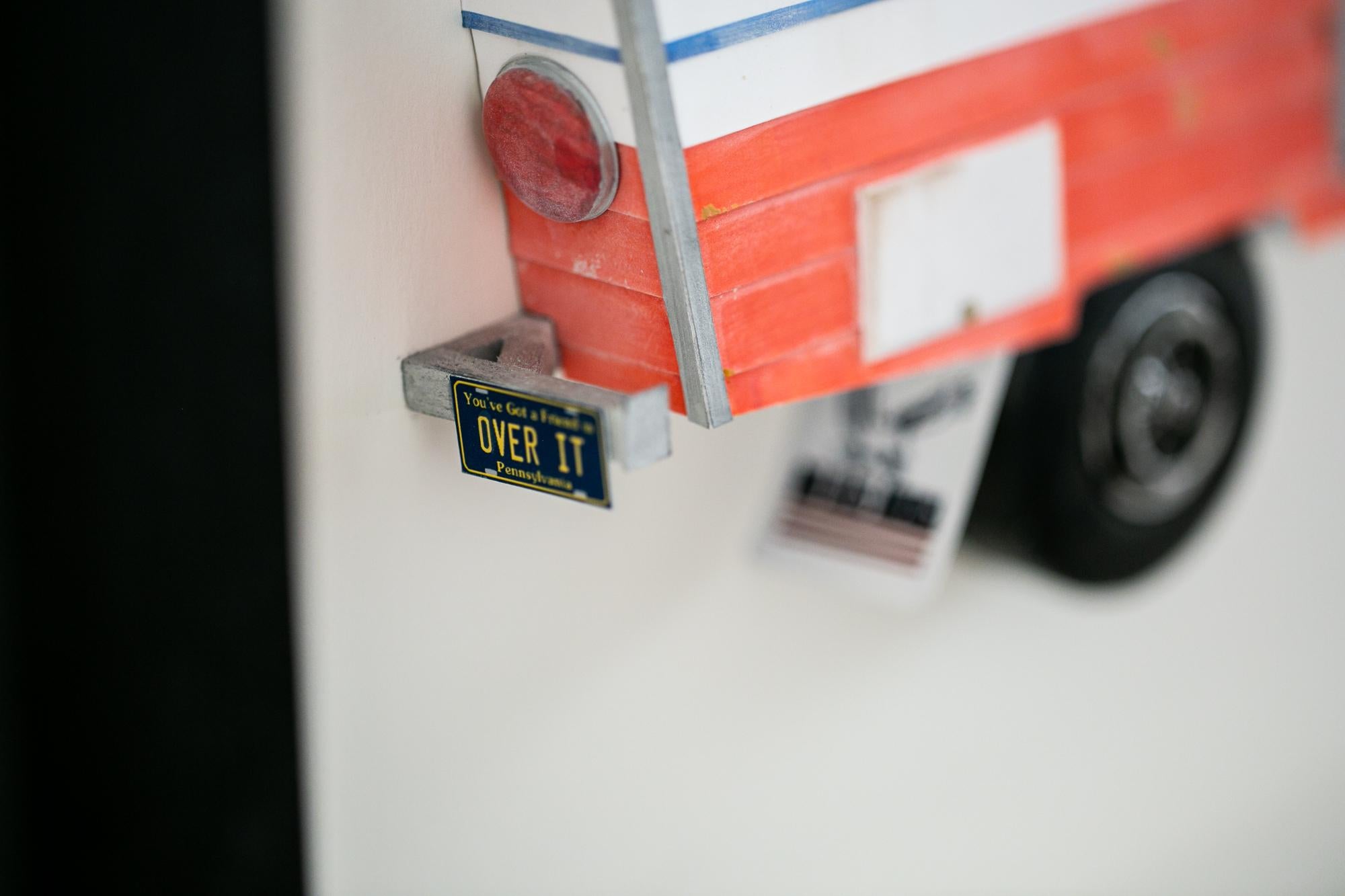 Diese weiße, blaue und rote Miniatur-Papierskulptur mit dem Titel 
