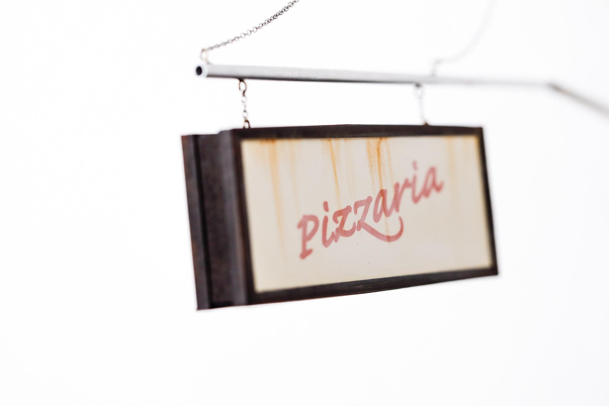 Pizzeria – Sculpture von Drew Leshko