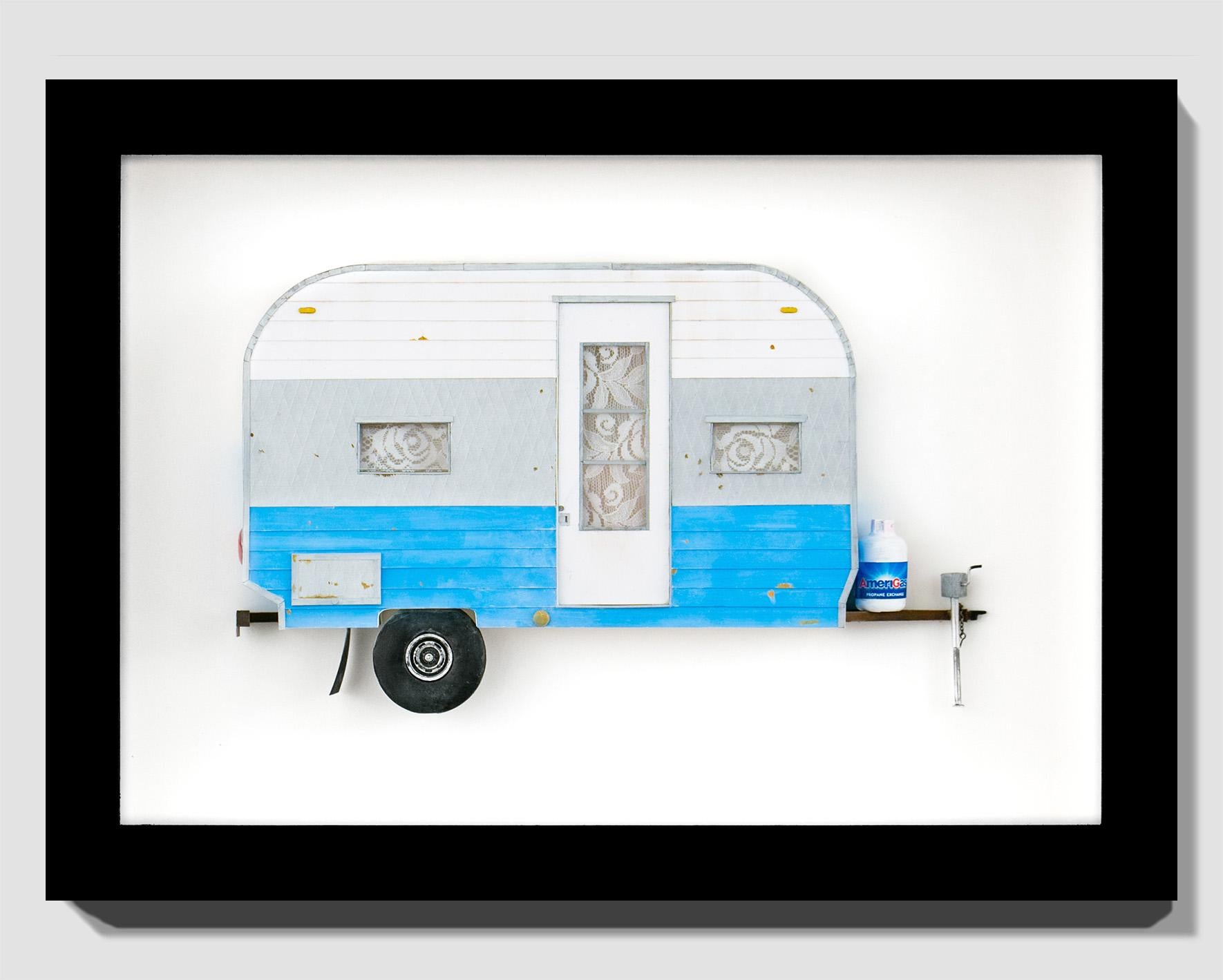 « PUPPIES », miniature, caravane de camping van, sculpture en papier, bleu, gris, blanc en vente 4