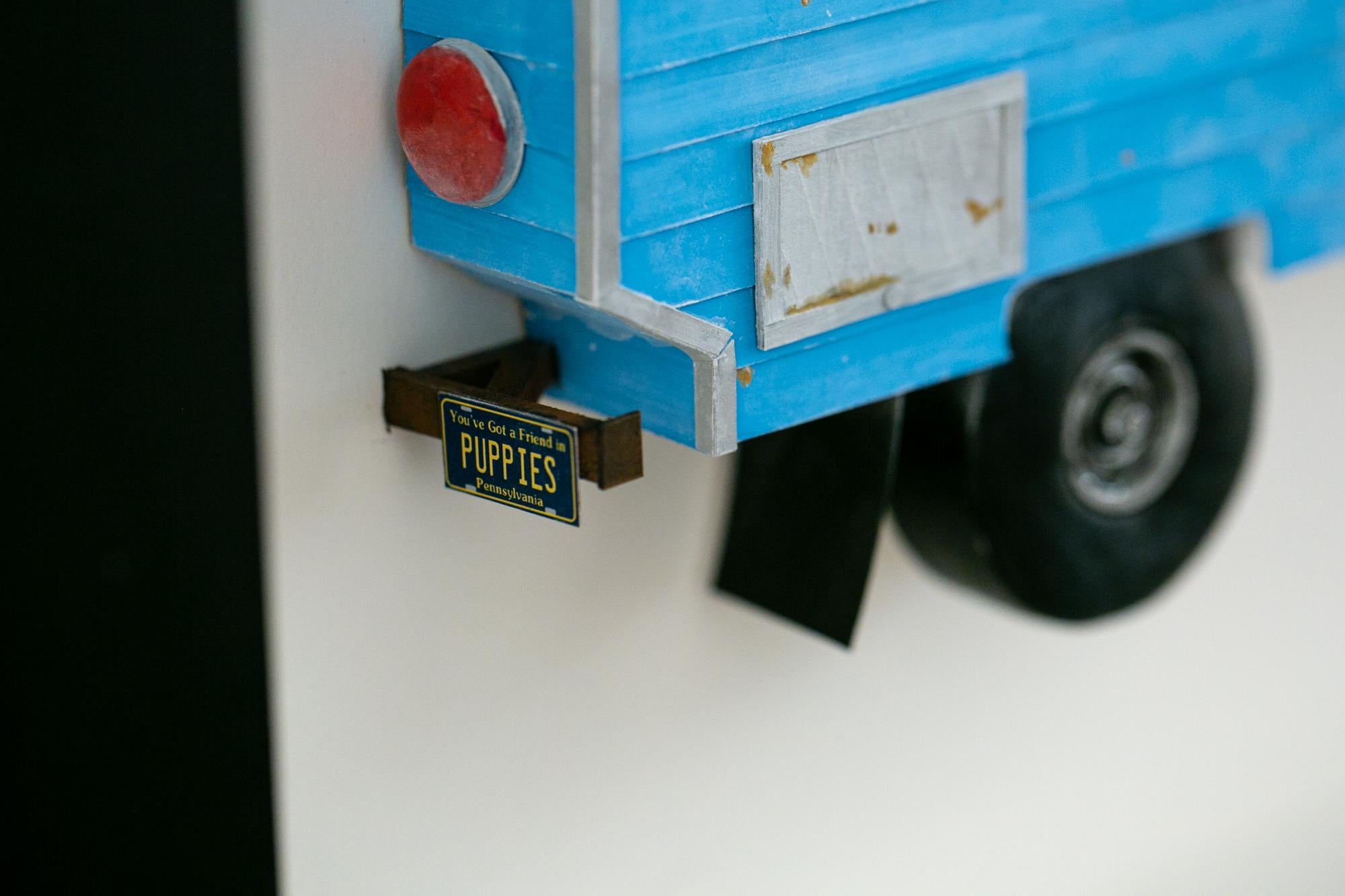 « PUPPIES », miniature, caravane de camping van, sculpture en papier, bleu, gris, blanc - Marron Still-Life Sculpture par Drew Leshko