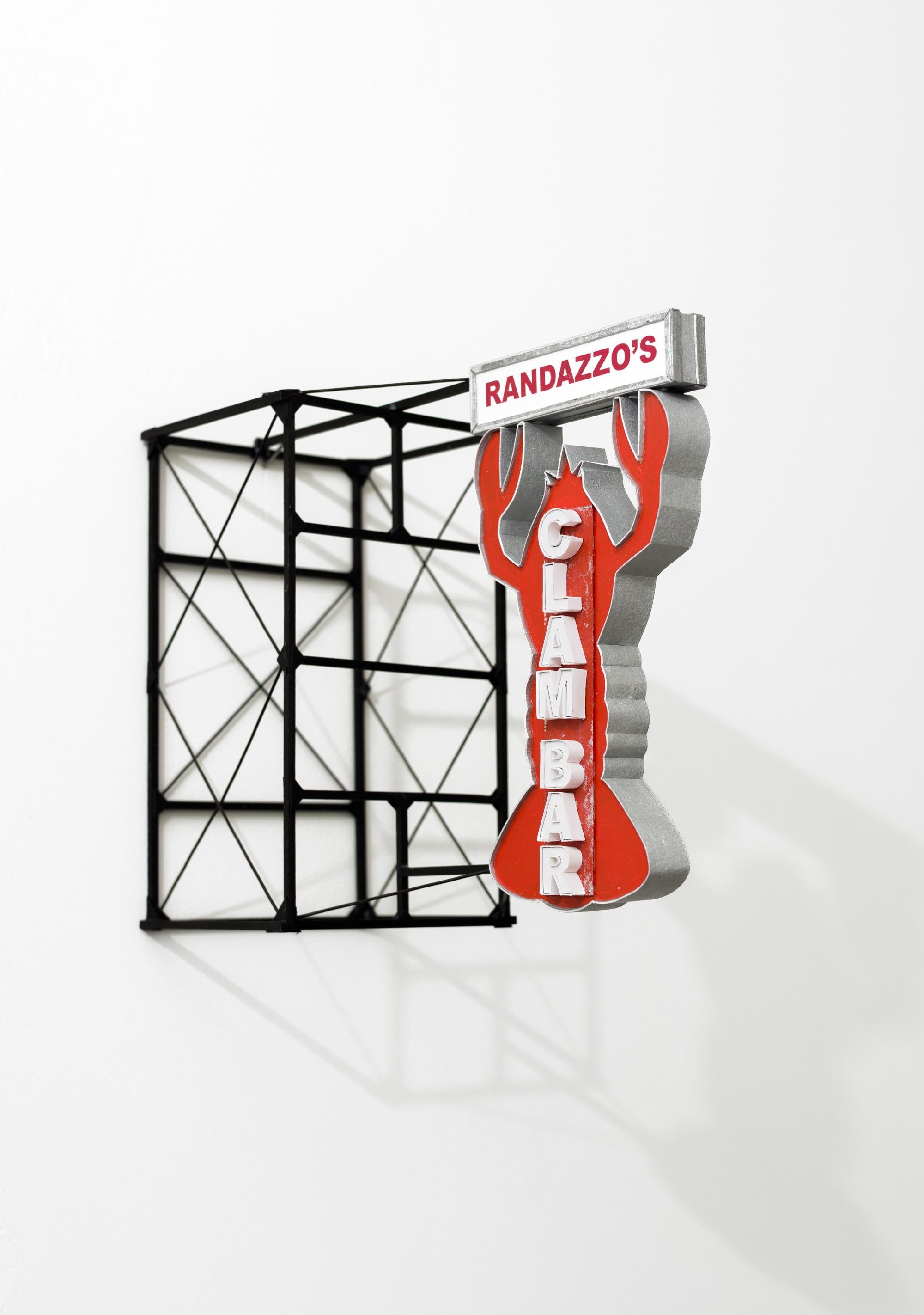 Still-Life Sculpture di Drew Leshko - Insegna del ristorante Clam Bar "Randazzo
s" in miniatura da parete, Wood e carta