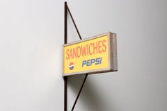 "Sandwiches" Miniatur-Schaufensterschild mit Pepsi-Logo an der Wand