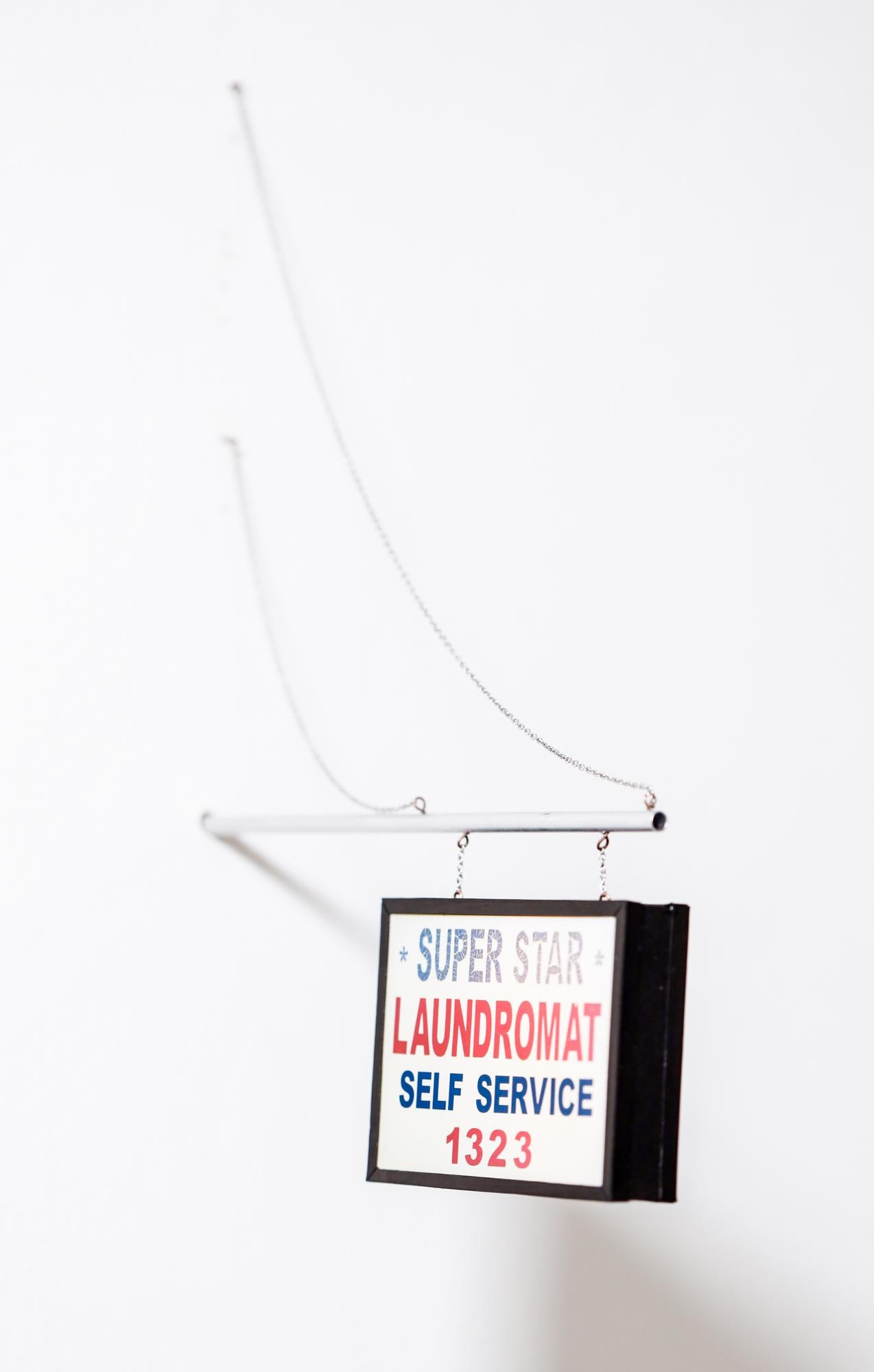 Super Star Laundrymat – Sculpture von Drew Leshko