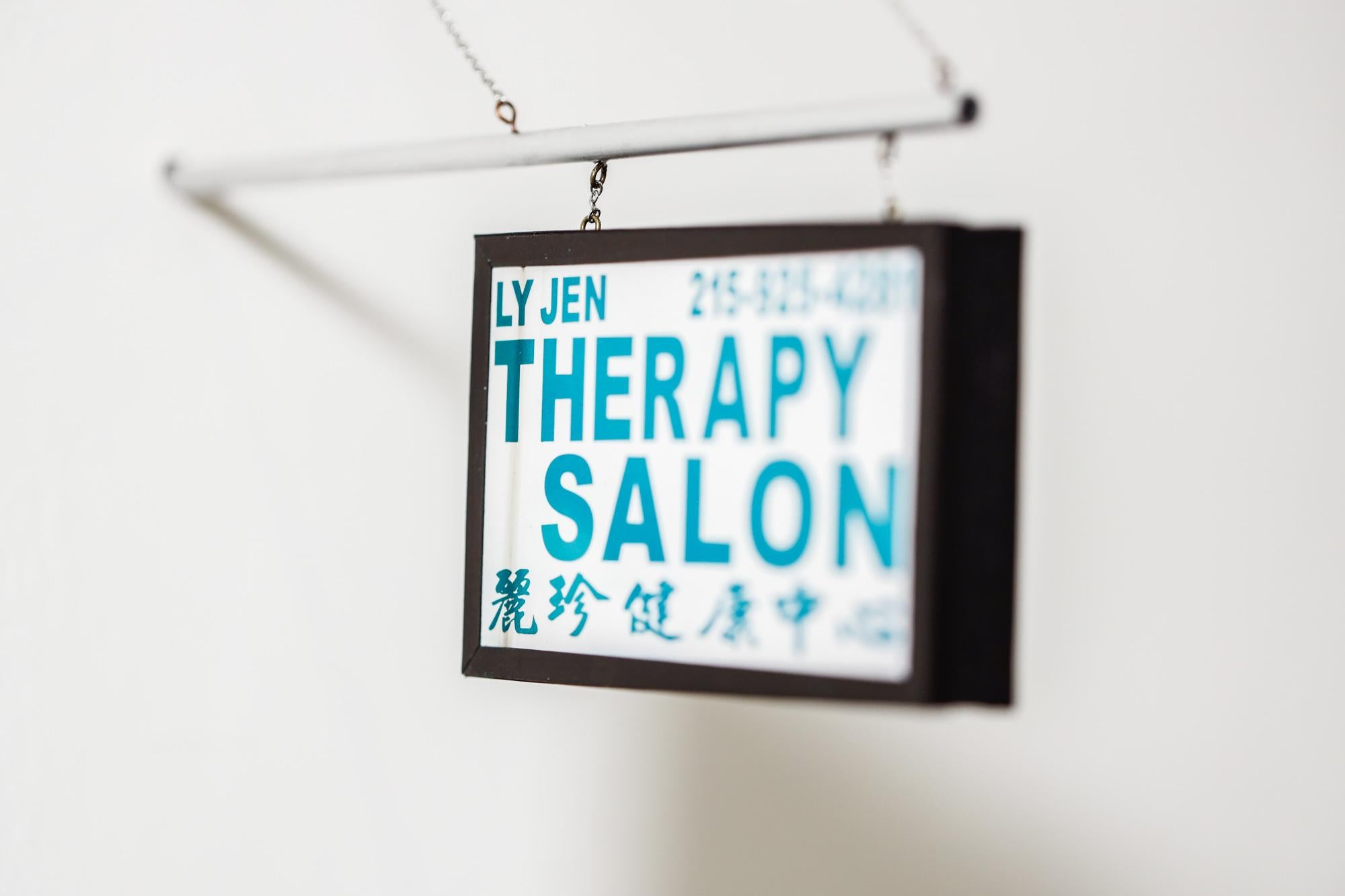 Therapie-Salon – Sculpture von Drew Leshko
