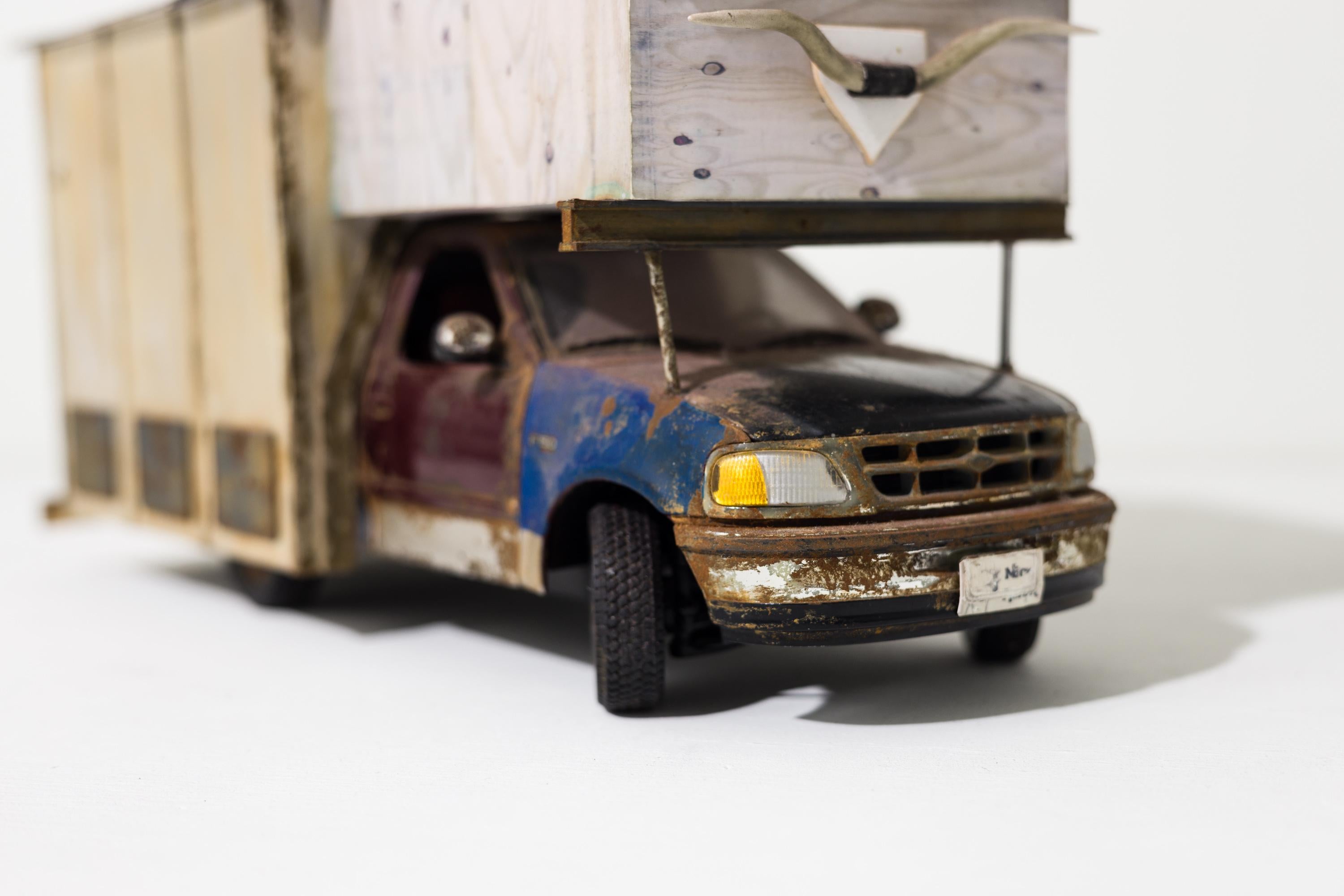 Cette sculpture miniature en papier intitulée 