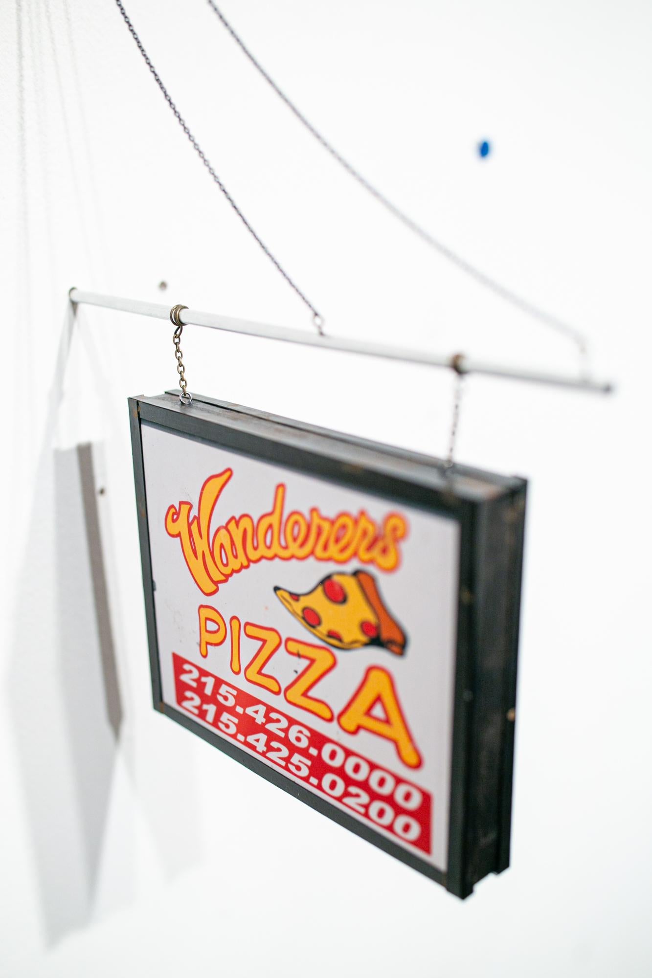 Wanderer's Pizza - Gris Still-Life par Drew Leshko