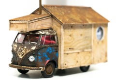 « WAXED », sculpture miniature en papier et objets trouvés, chariot rouillé, campeur