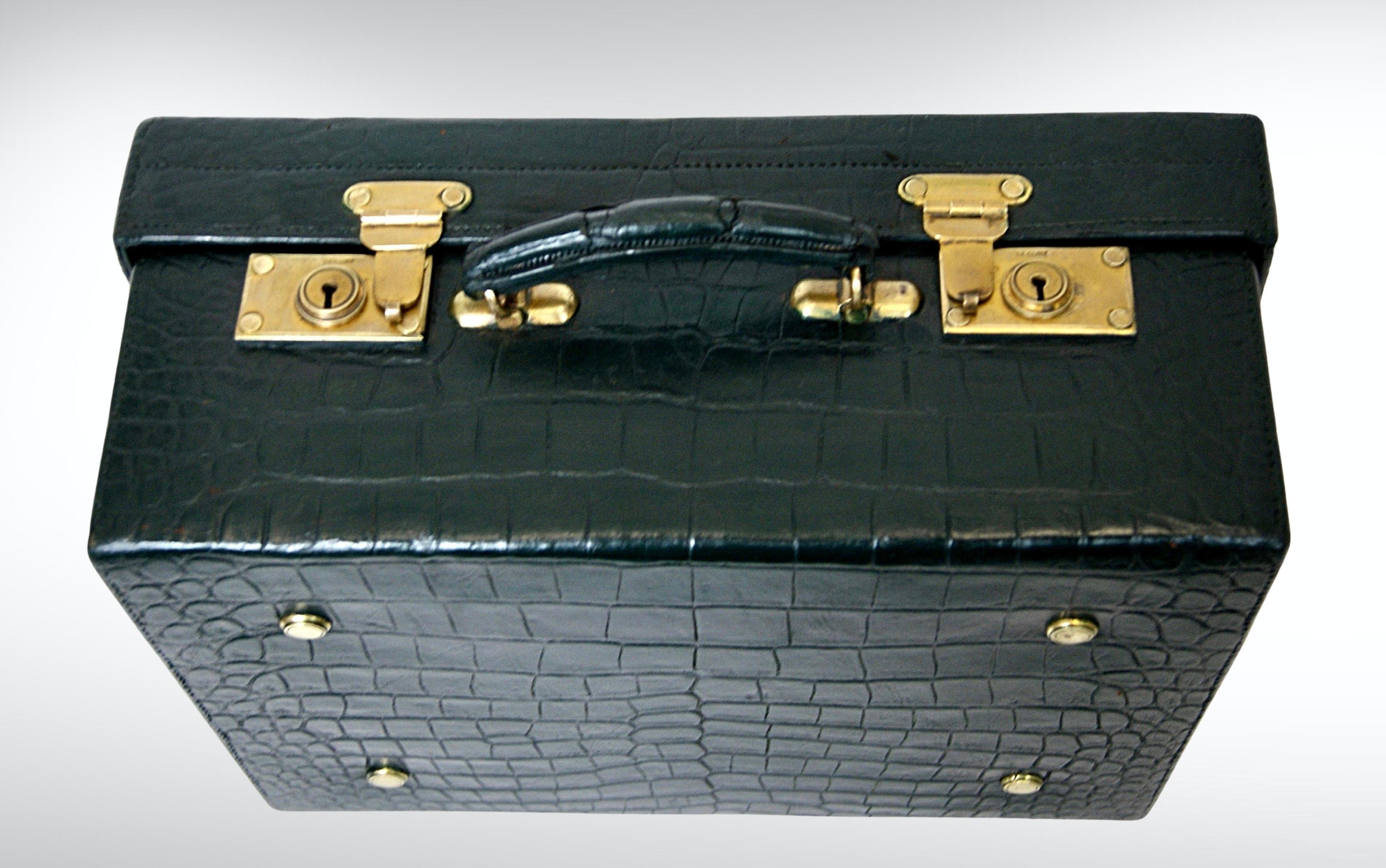 Autre DREW & Sons London, vanity-case victorien en crocodile fin avec accessoires en argent en vente