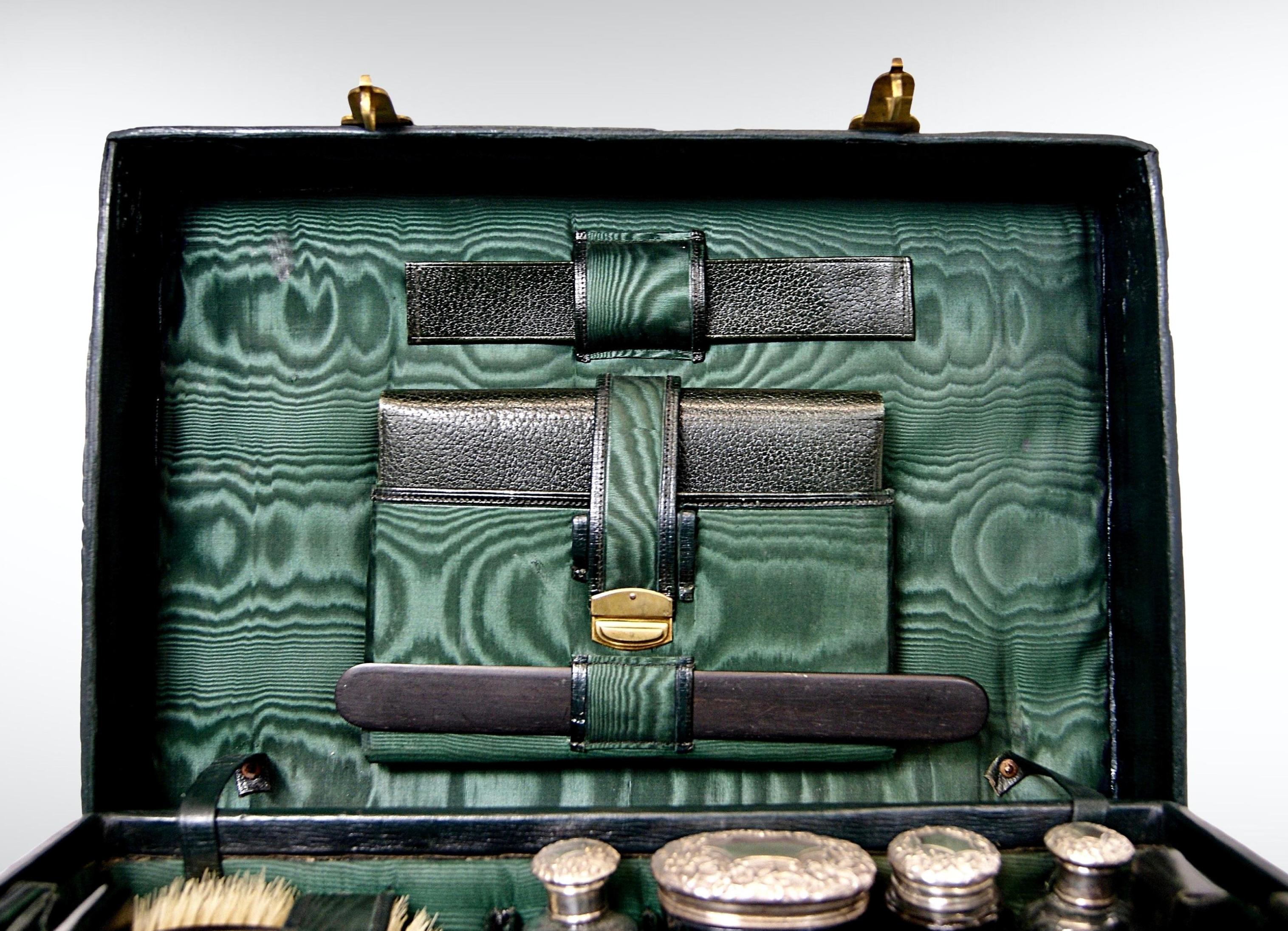 Argent DREW & Sons London, vanity-case victorien en crocodile fin avec accessoires en argent en vente