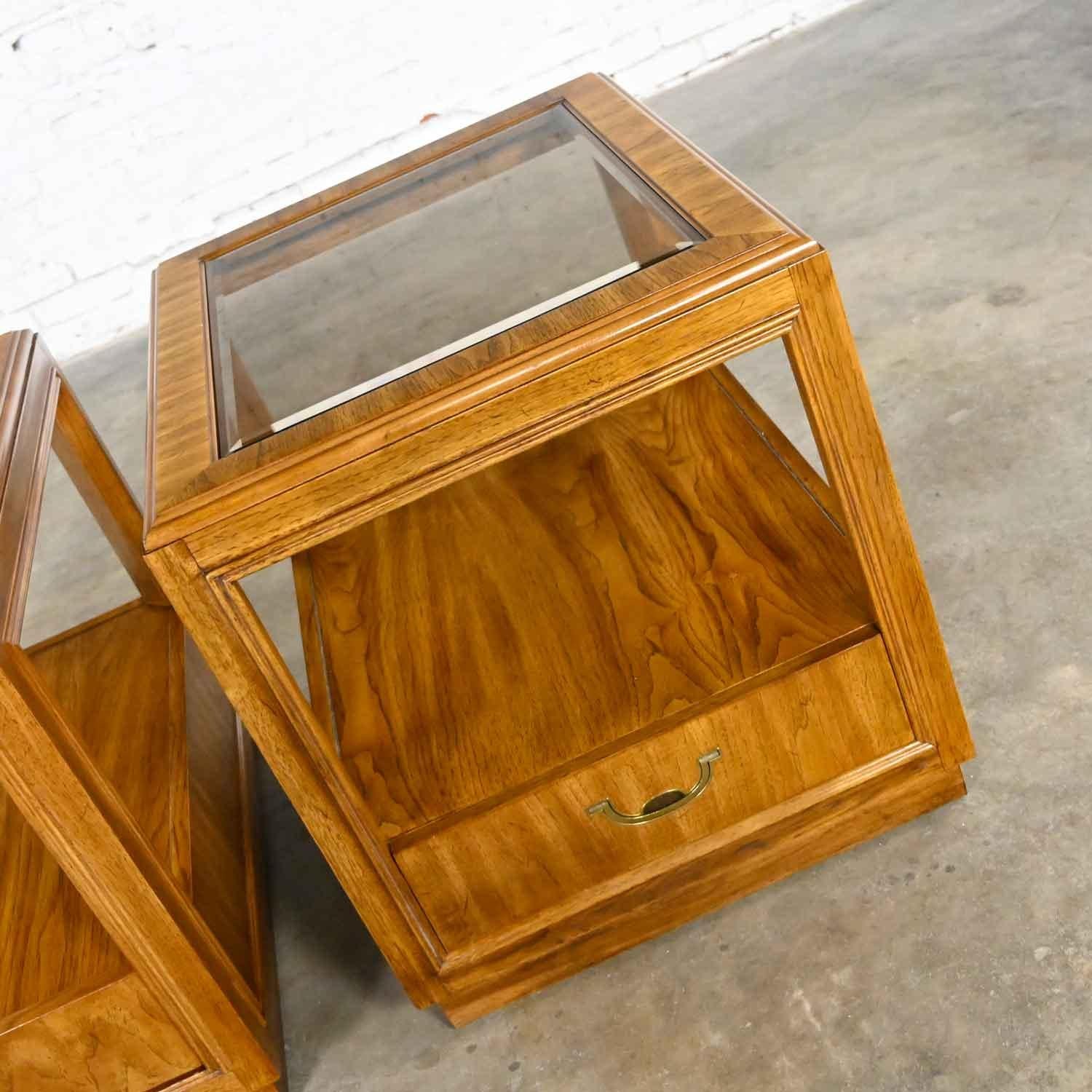 Tables d'appoint en bois de style campagne Drexel Accolade Collection II avec plateau en verre incrusté en vente 2