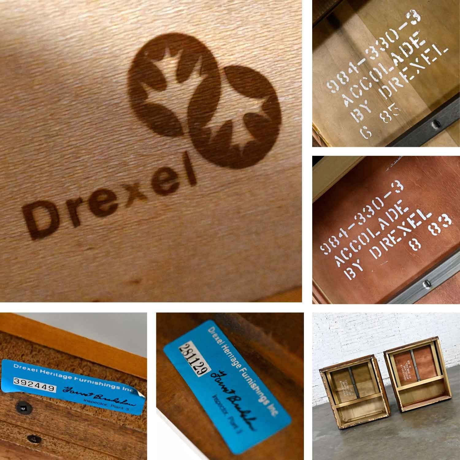 Tables d'appoint en bois de style campagne Drexel Accolade Collection II avec plateau en verre incrusté en vente 4