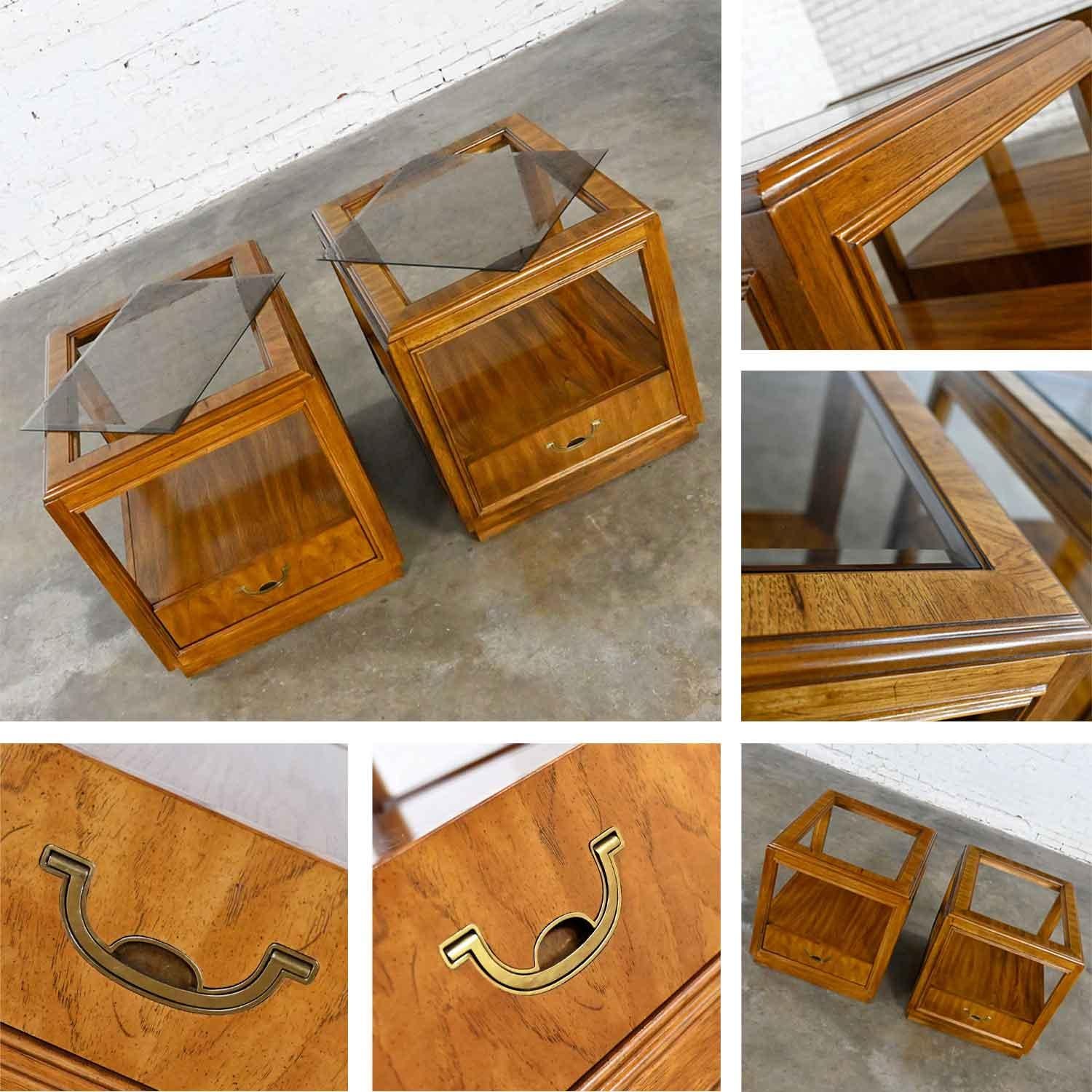 Drexel Accolade Kollektion II Campaign Style Holz Beistelltische mit Glasplatten Einsatz im Angebot 5