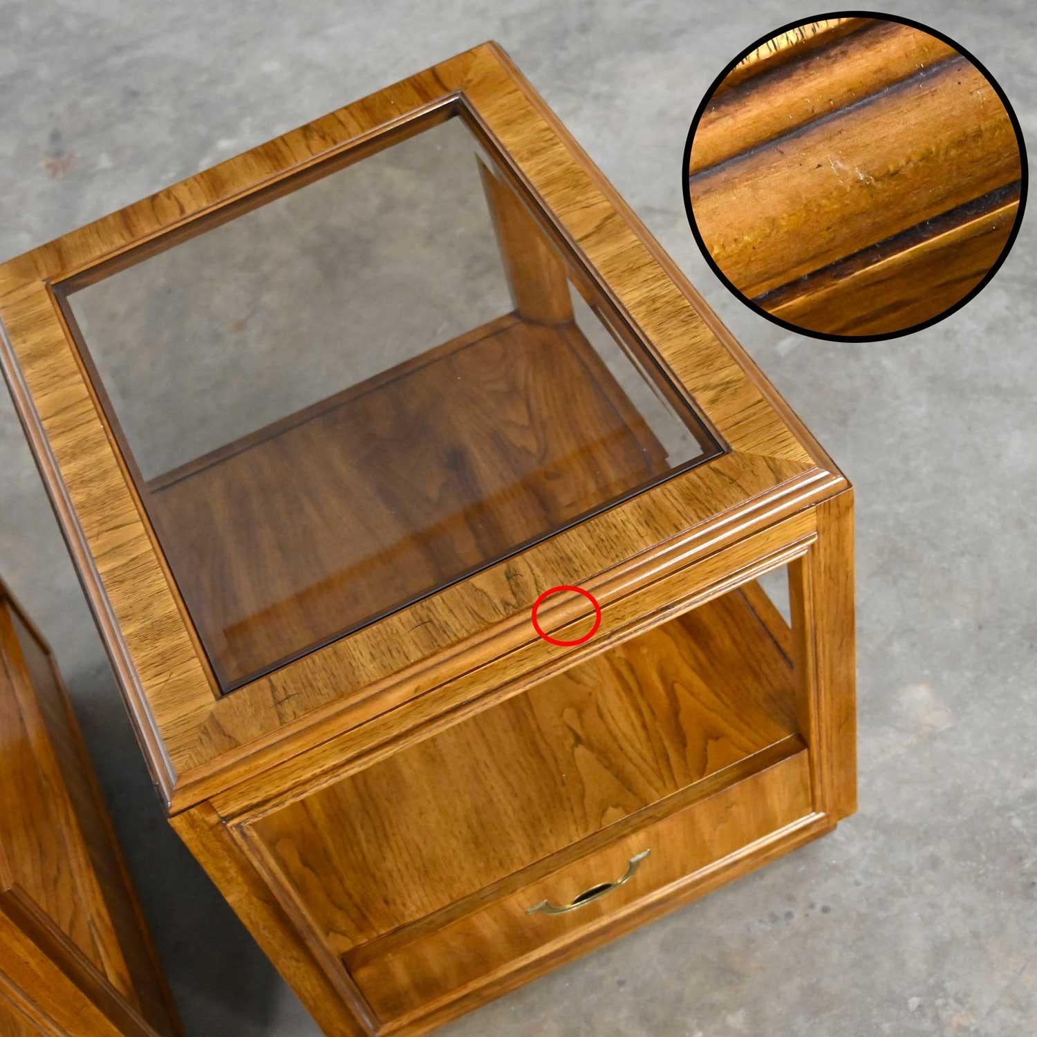 Tables d'appoint en bois de style campagne Drexel Accolade Collection II avec plateau en verre incrusté en vente 7