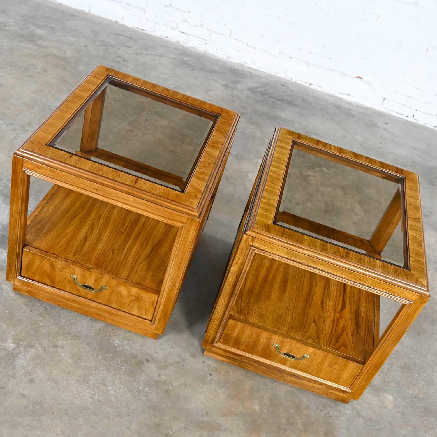 Campagne Tables d'appoint en bois de style campagne Drexel Accolade Collection II avec plateau en verre incrusté en vente