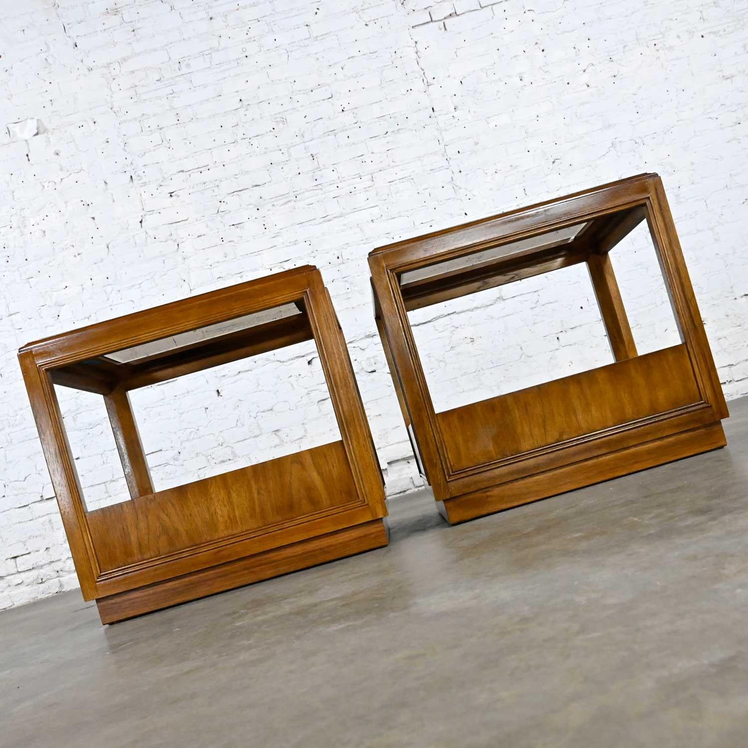 Américain Tables d'appoint en bois de style campagne Drexel Accolade Collection II avec plateau en verre incrusté en vente