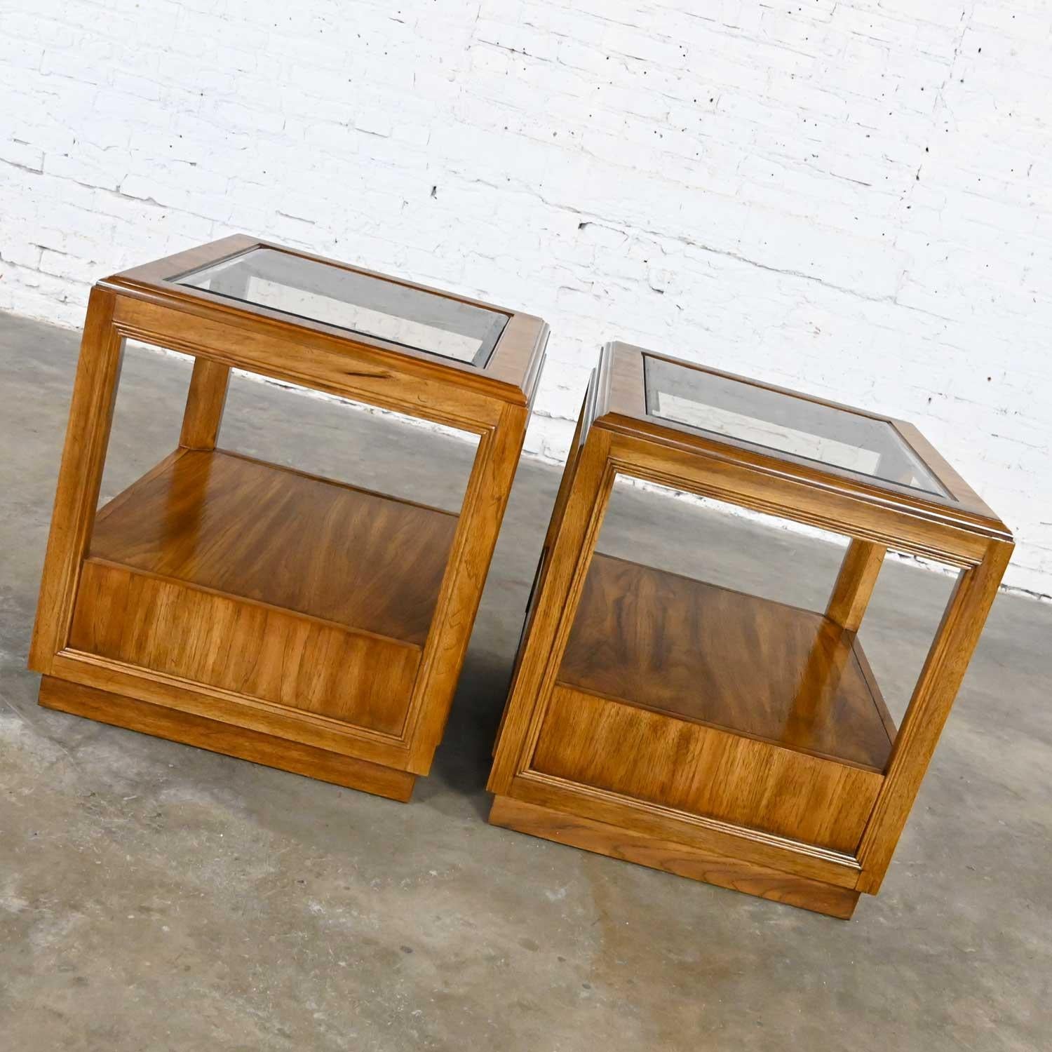 Drexel Accolade Kollektion II Campaign Style Holz Beistelltische mit Glasplatten Einsatz (amerikanisch) im Angebot