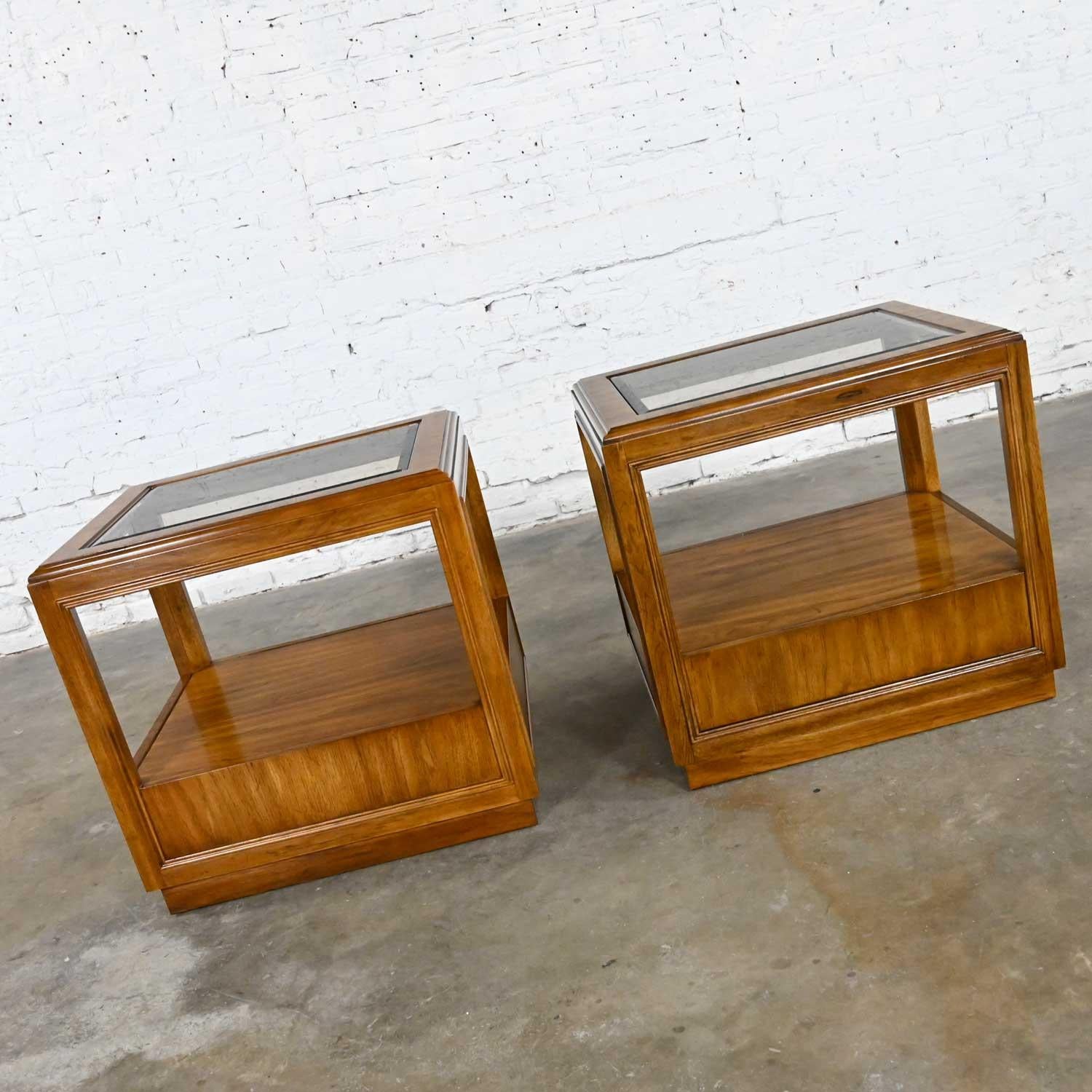 Drexel Accolade Kollektion II Campaign Style Holz Beistelltische mit Glasplatten Einsatz (Beschichtet) im Angebot
